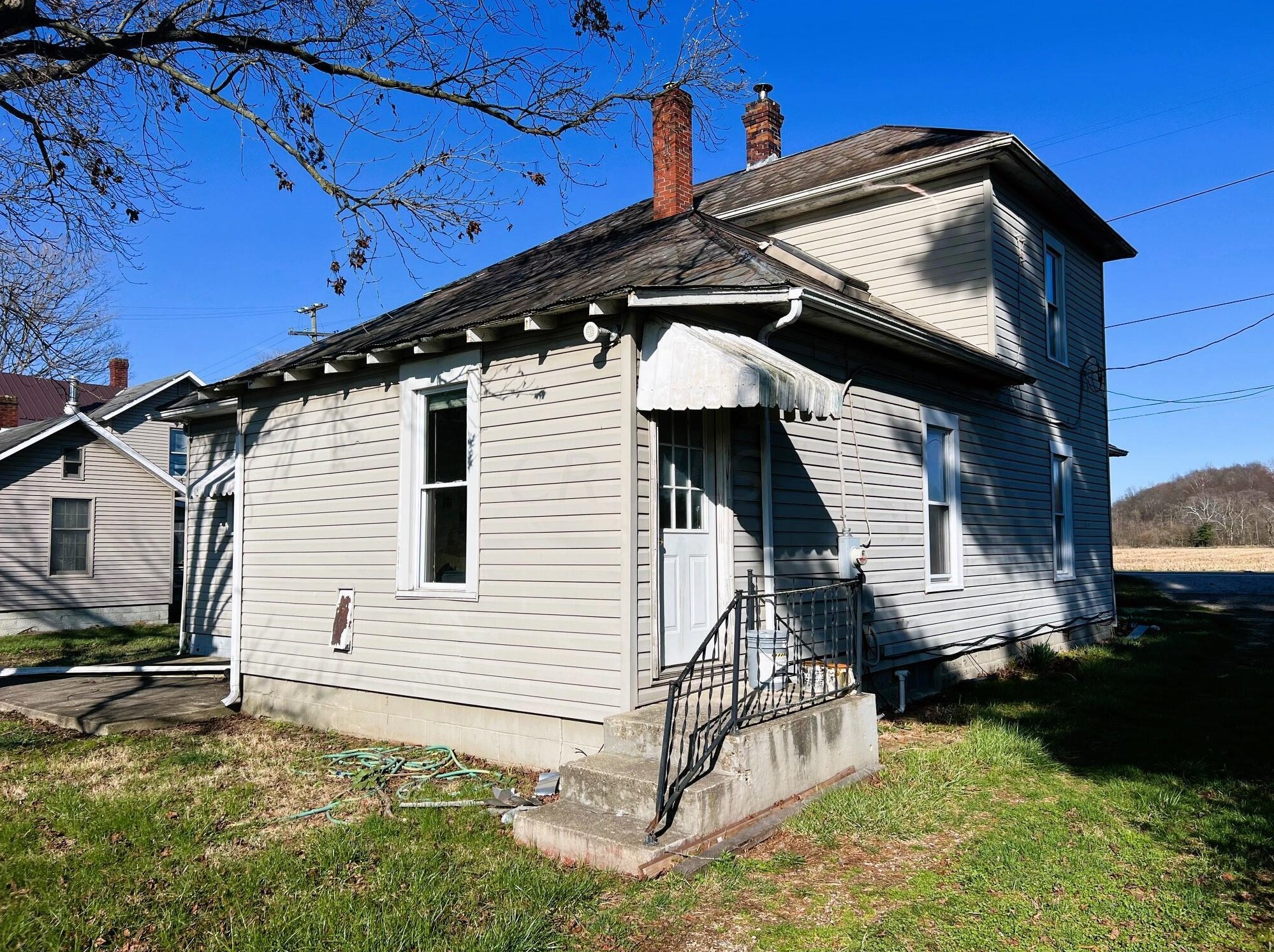 211 Broad St, Hide Away Hills OH  43107-1003 exterior