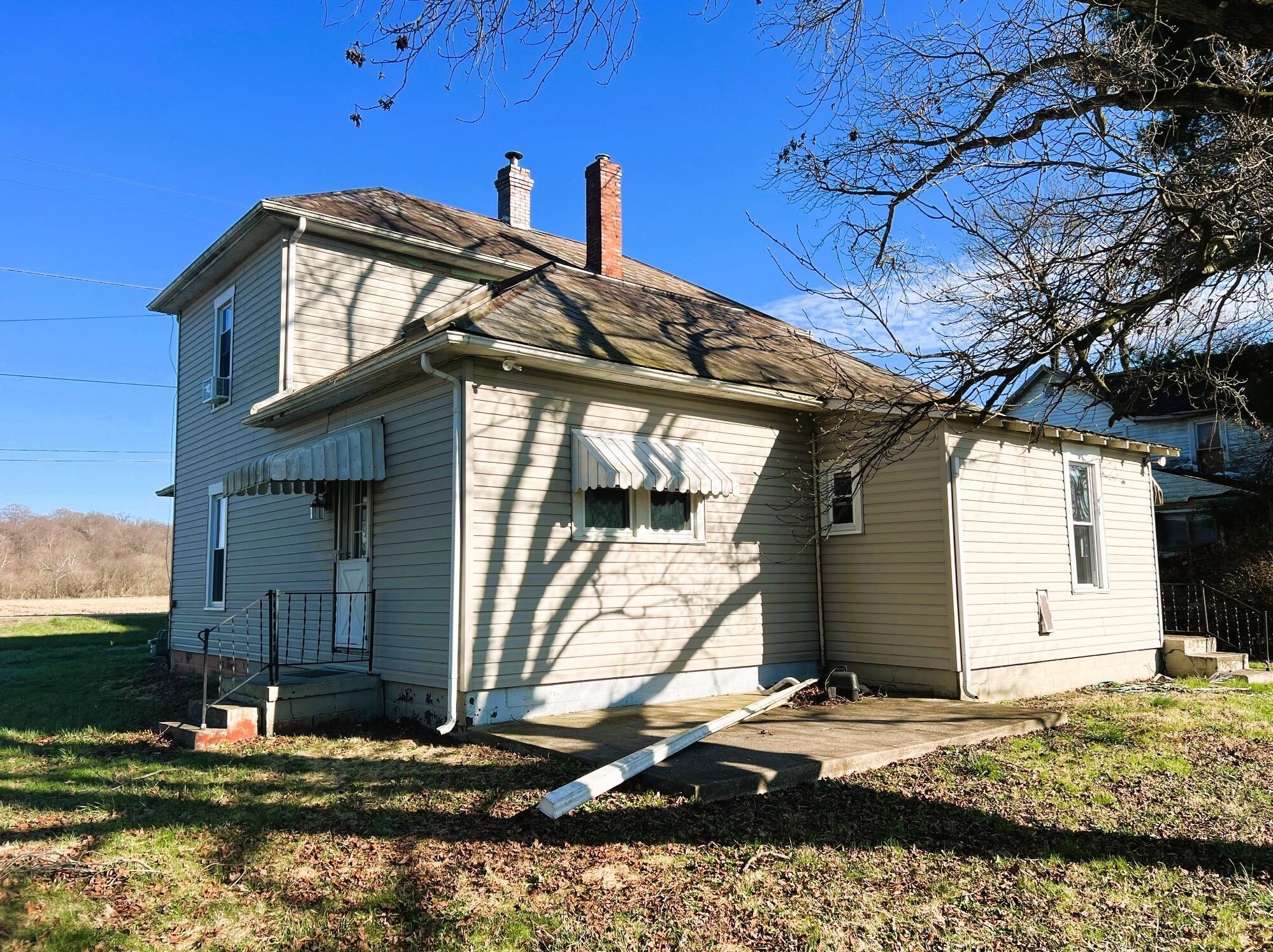 211 Broad St, Hide Away Hills OH  43107-1003 exterior