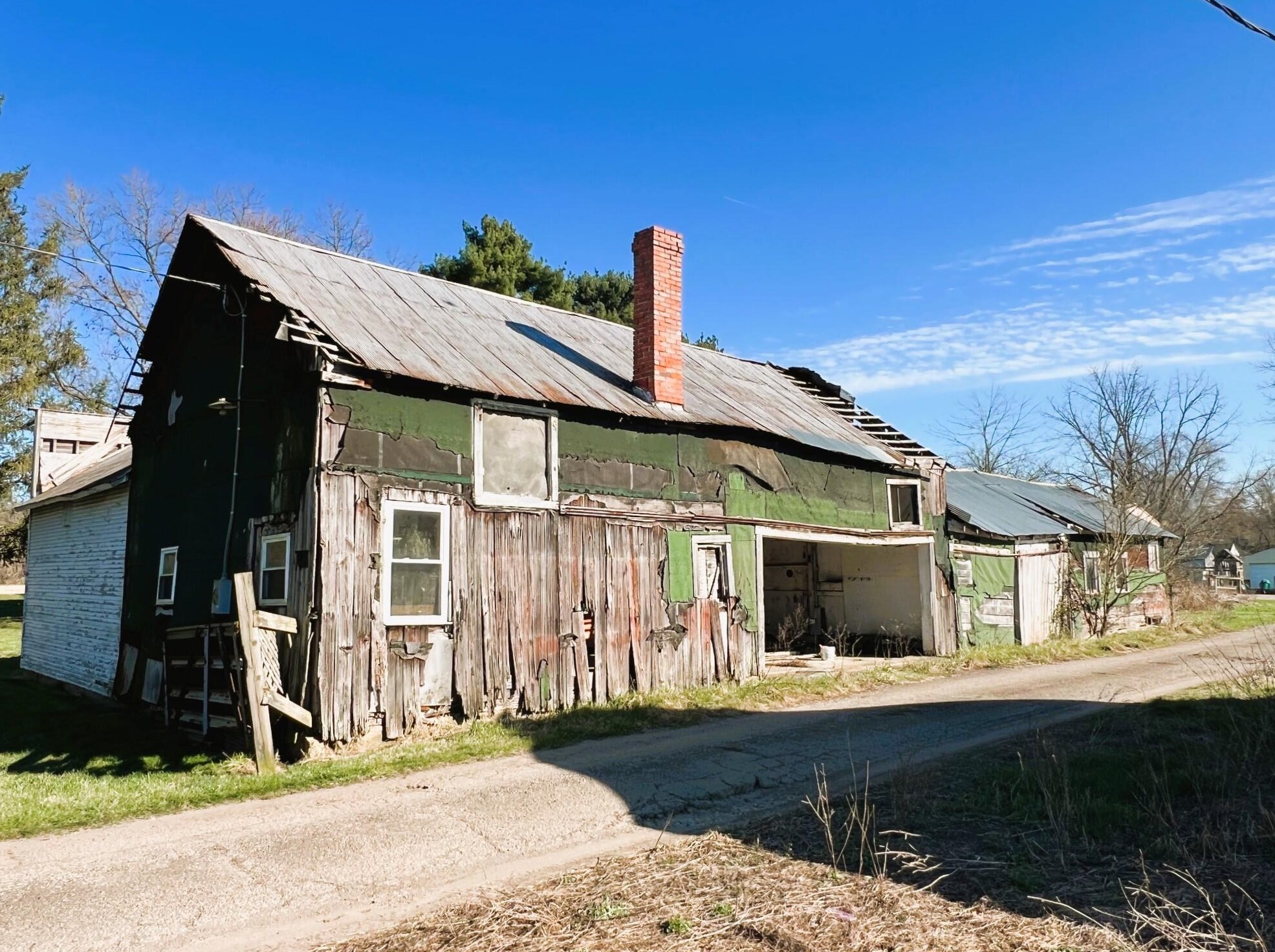 211 Broad St, Hide Away Hills OH  43107-1003 exterior