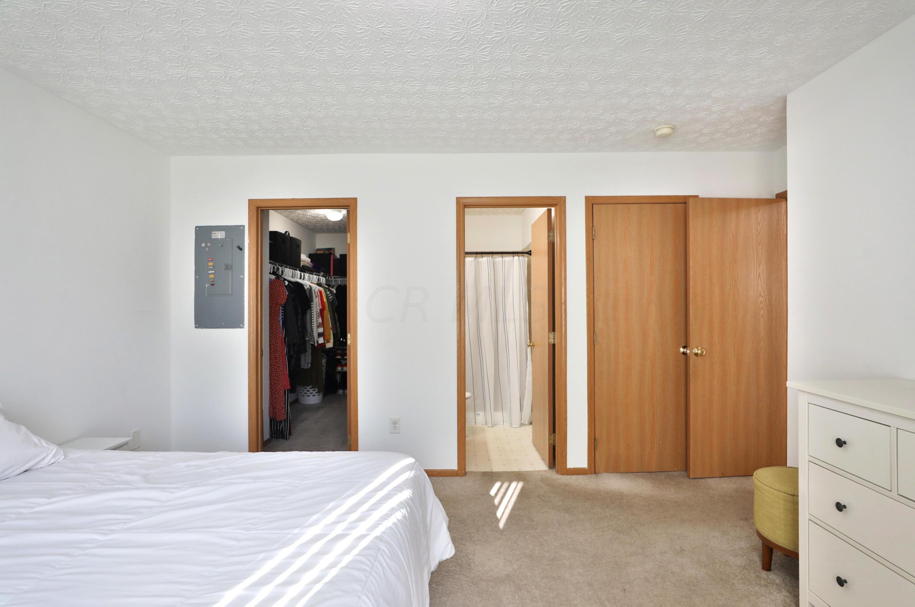 1832 Village Ridge Ln, Columbus OH  43219-5528 exterior