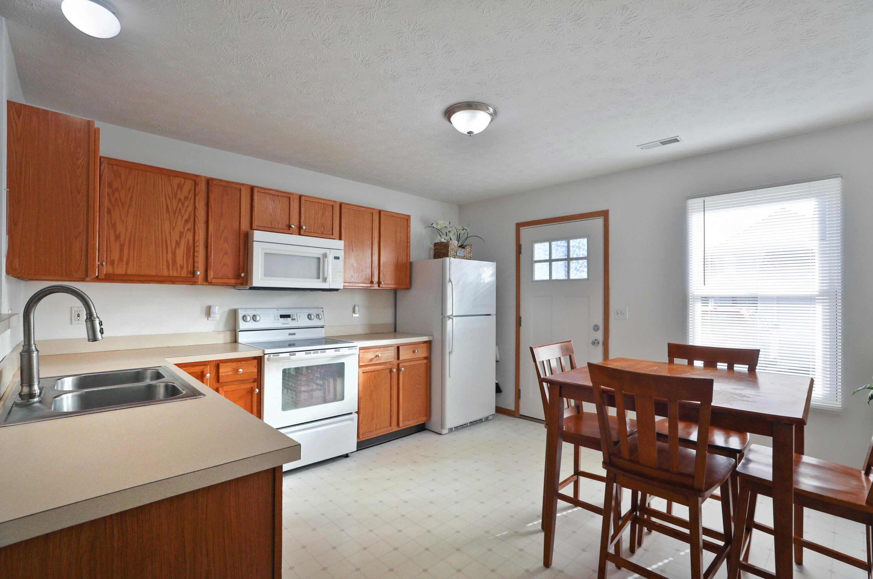 1832 Village Ridge Ln, Columbus OH  43219-5528 exterior