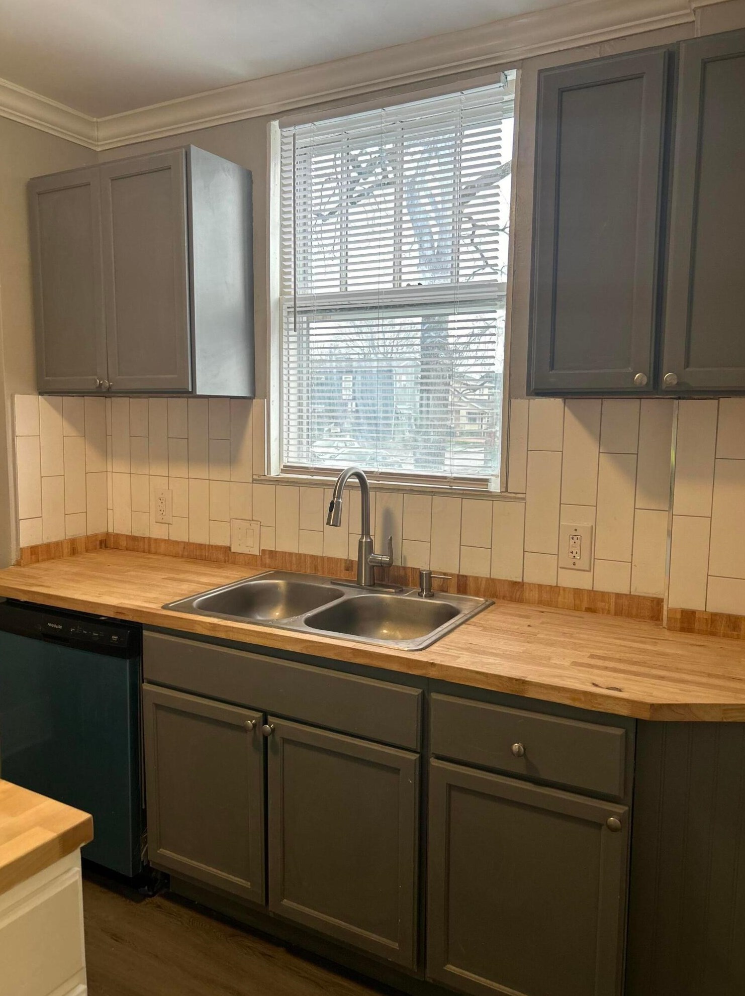 143 Oakley Ave, Columbus OH 43204-3216 exterior