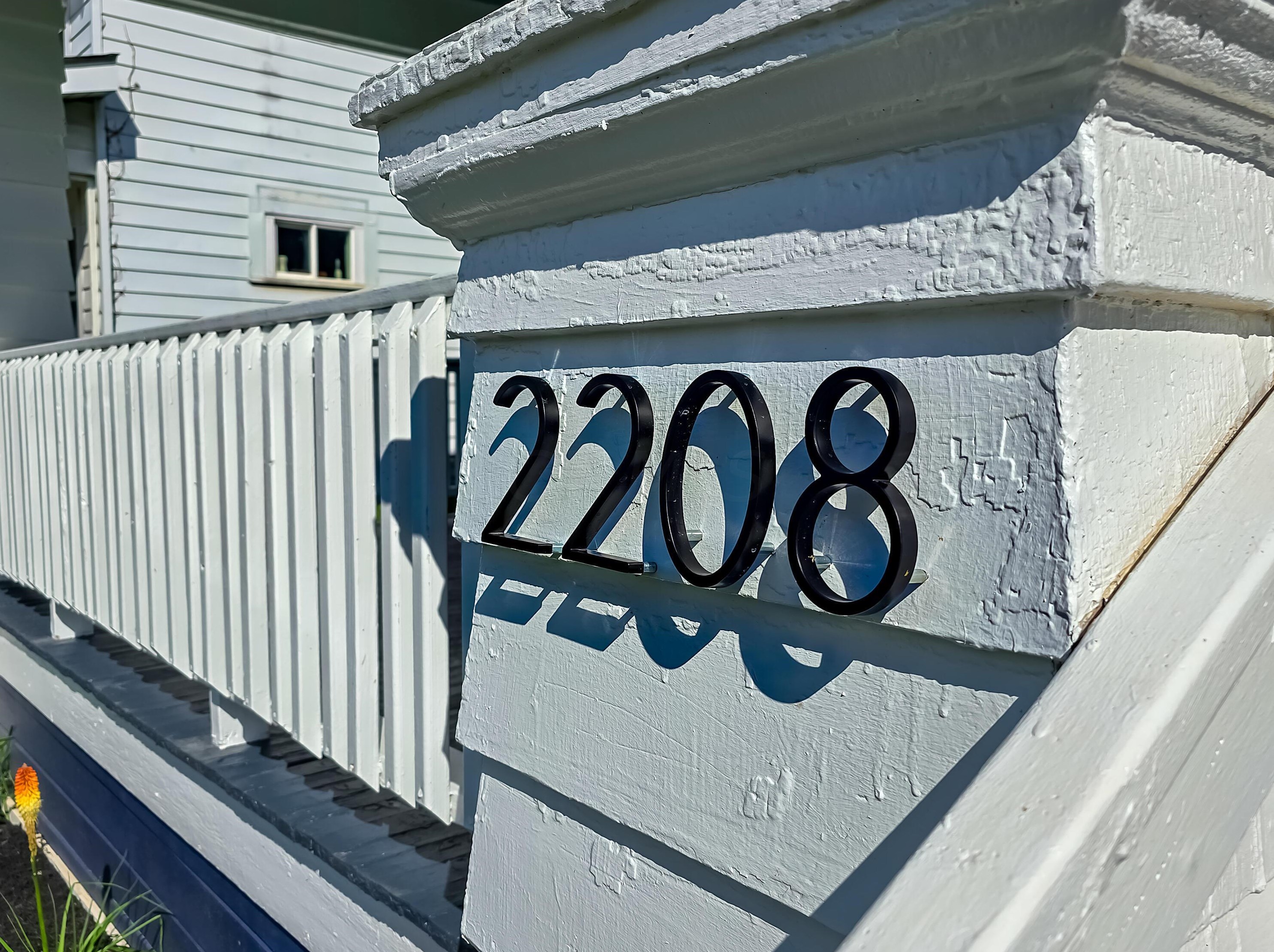 2208 Willamont Ave, Columbus OH  43219-2658 exterior