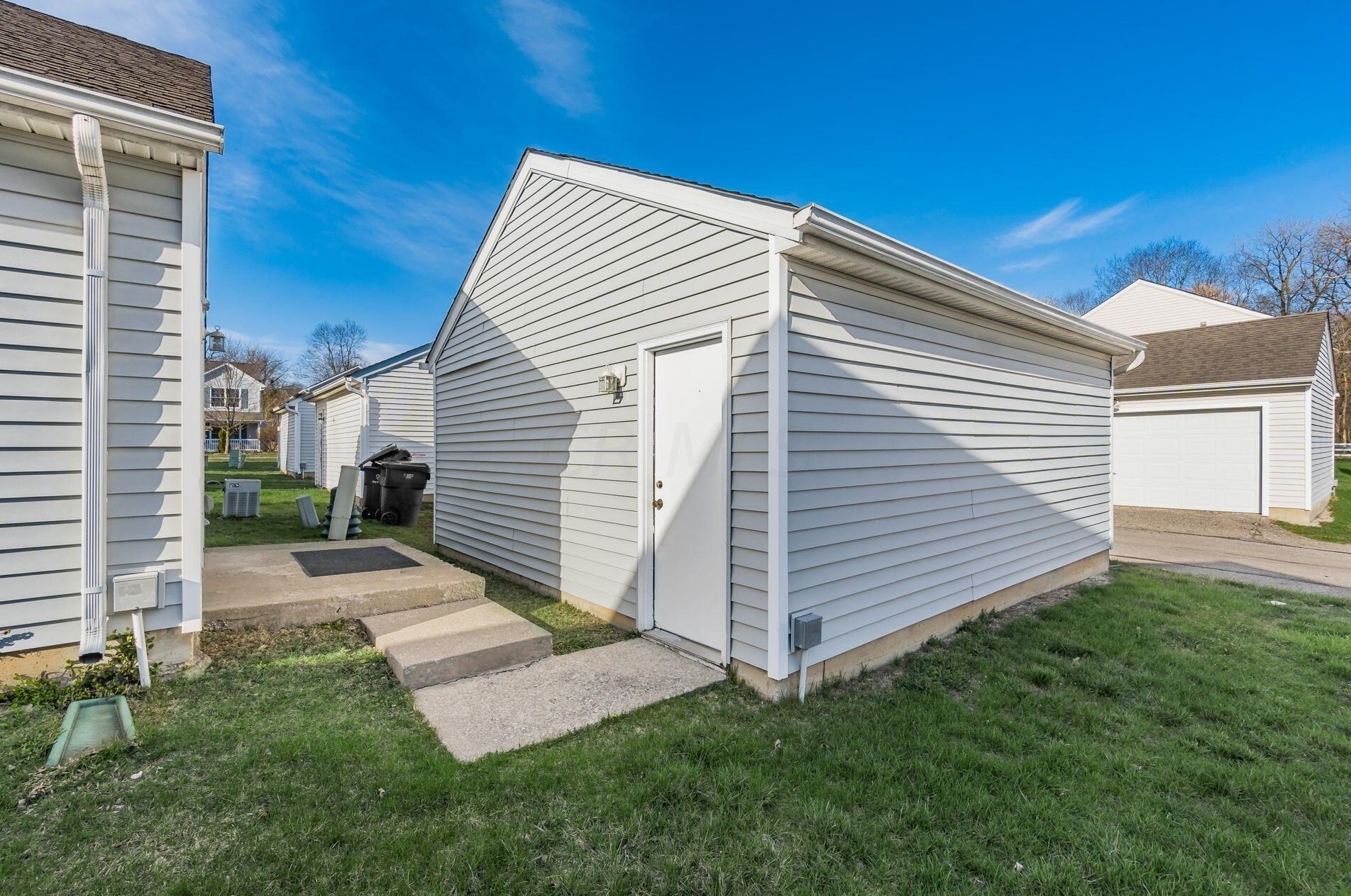 1844 Meadowlawn Dr, Columbus OH  43219-5524 exterior