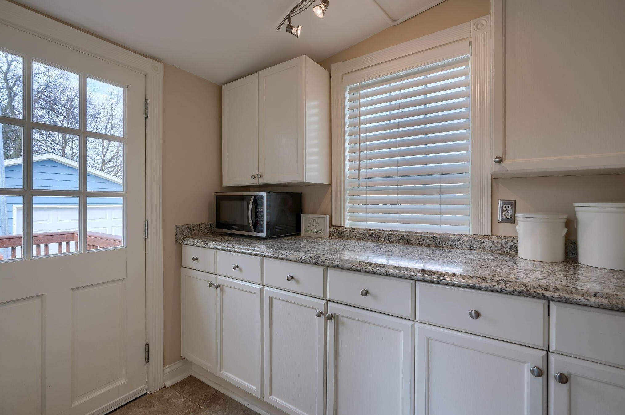 285 Waterloo St, Cnl Wnchstr OH  43110-1014 exterior