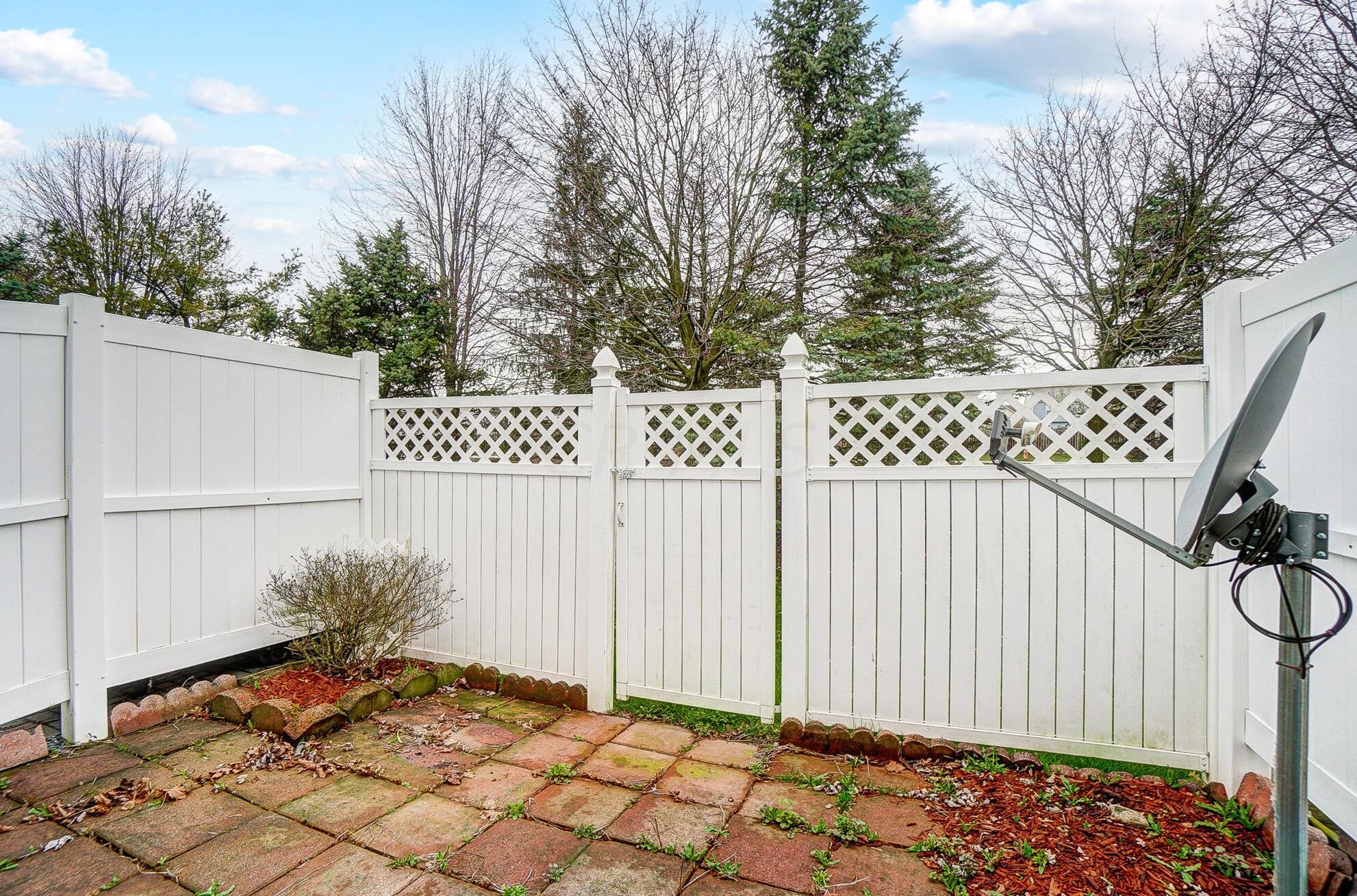 1939 Kyger Dr, Columbus OH 43228-8409 exterior