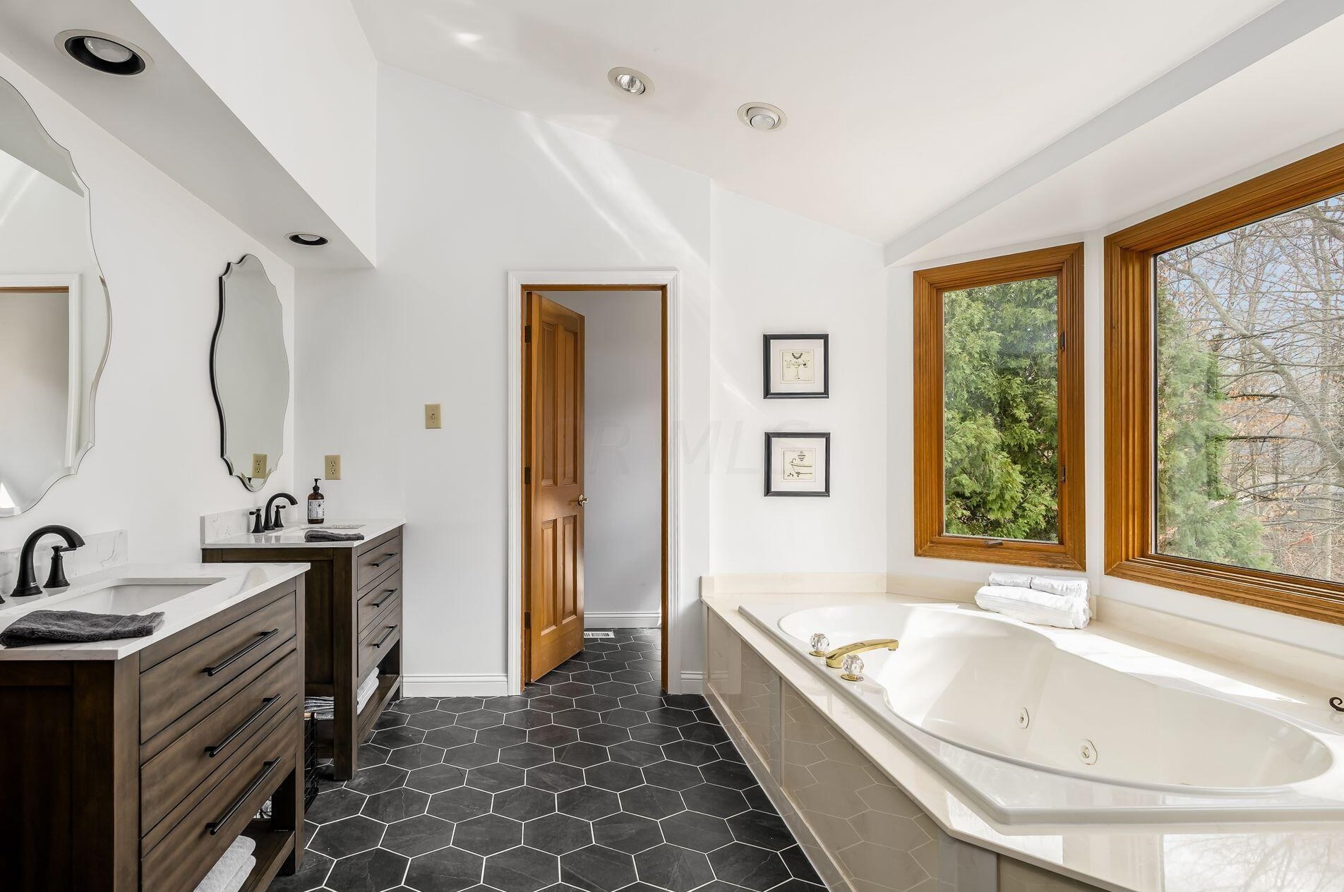 6371 Lake Trail Dr, Westerville, OH 43082