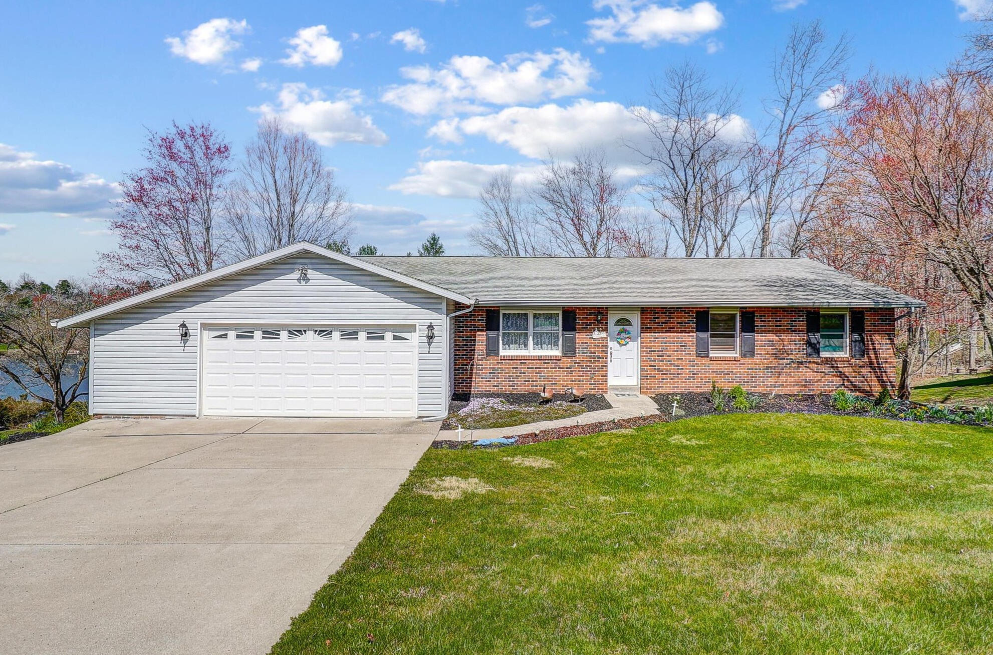 407 Deer Trail Dr, Thornville, OH 43076-8842