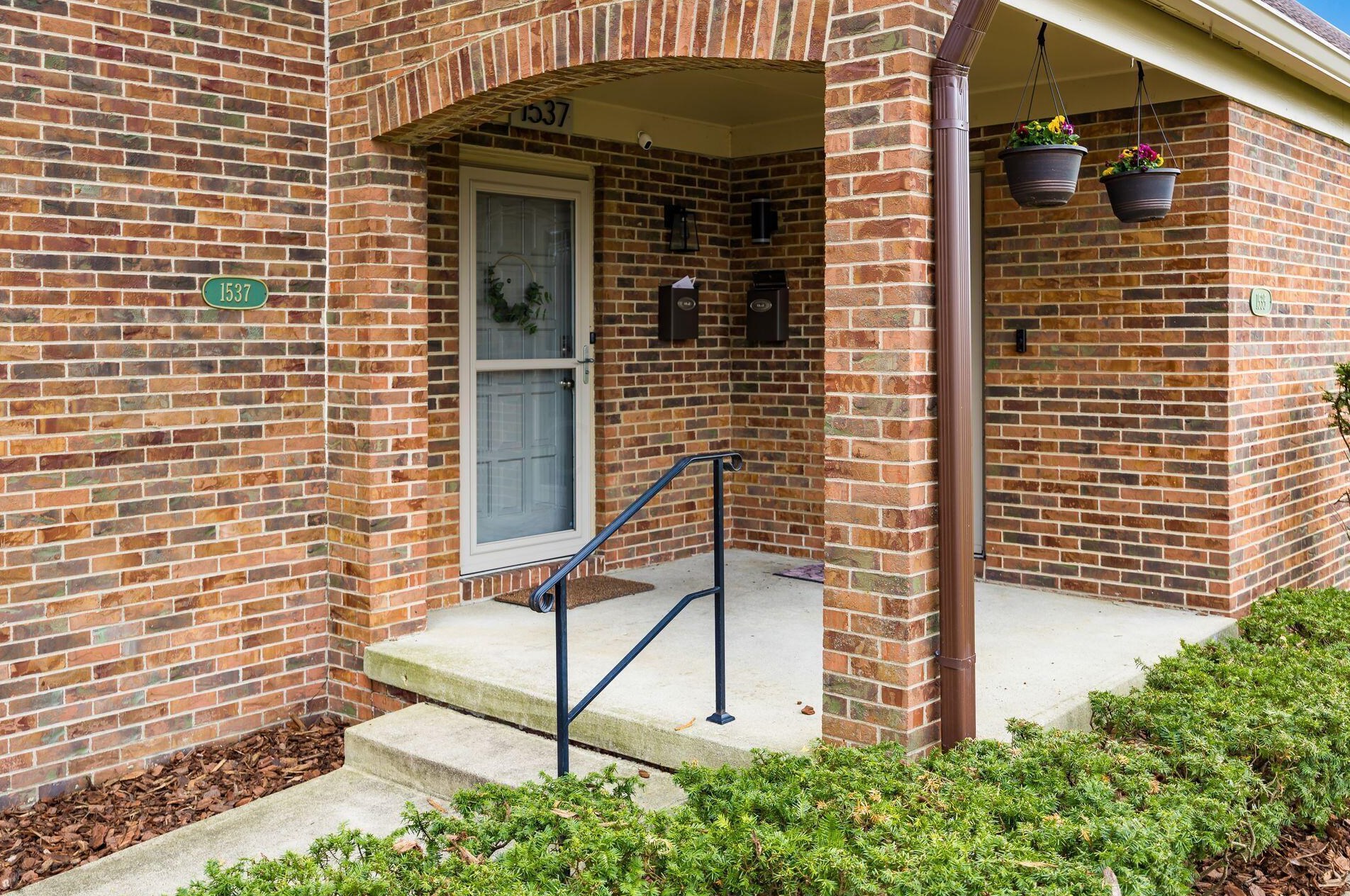 1537 Sandringham Ct, Columbus, OH 43220-3834