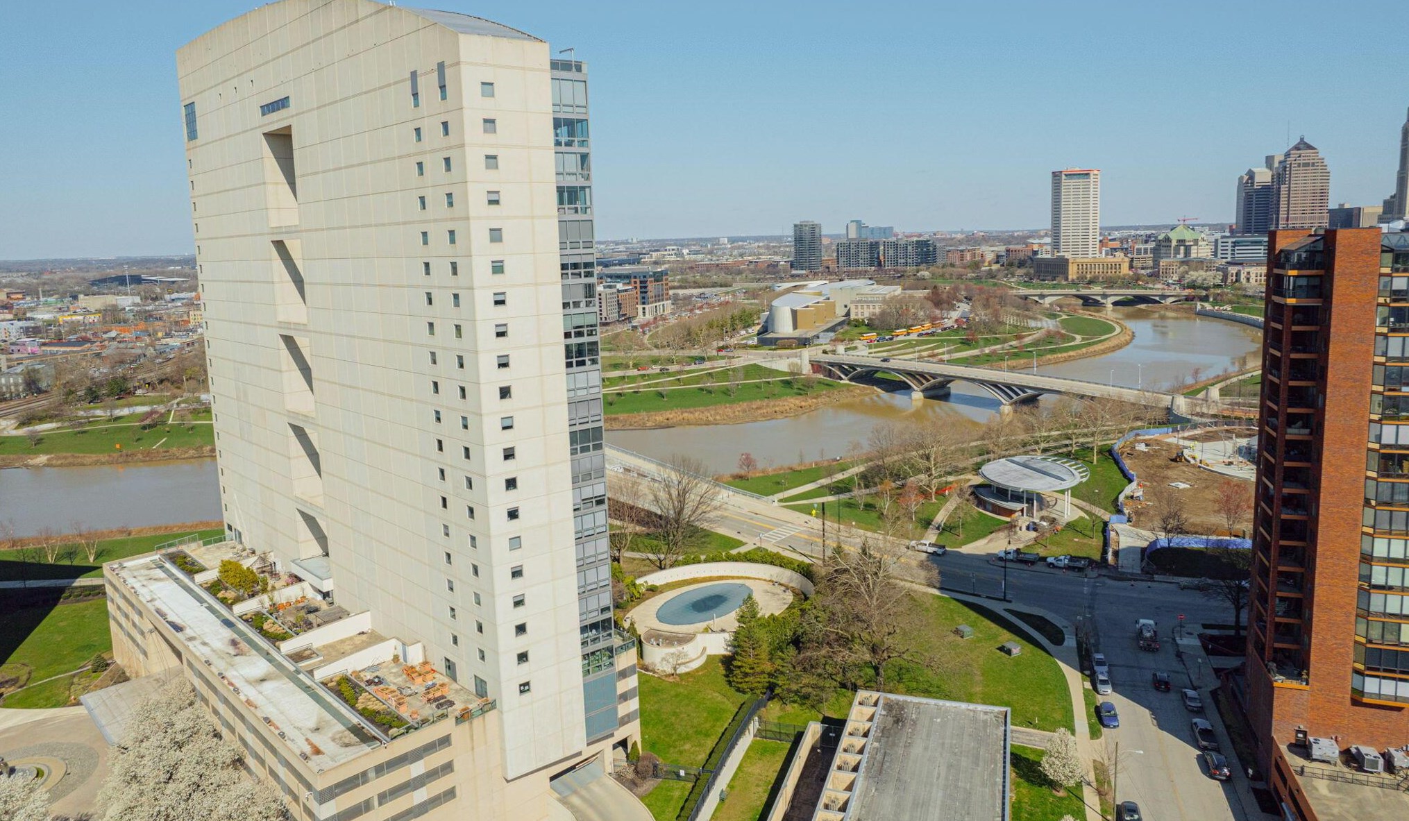 1 Miranova Pl, Columbus OH  43215-5072 exterior