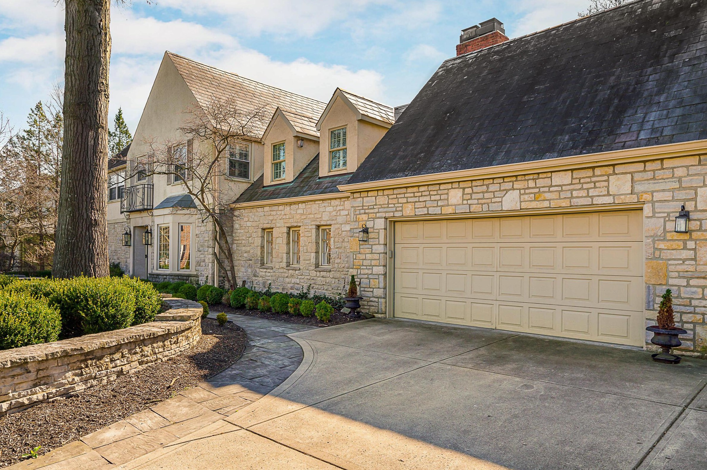1833 Barrington Rd, Columbus, OH 43221