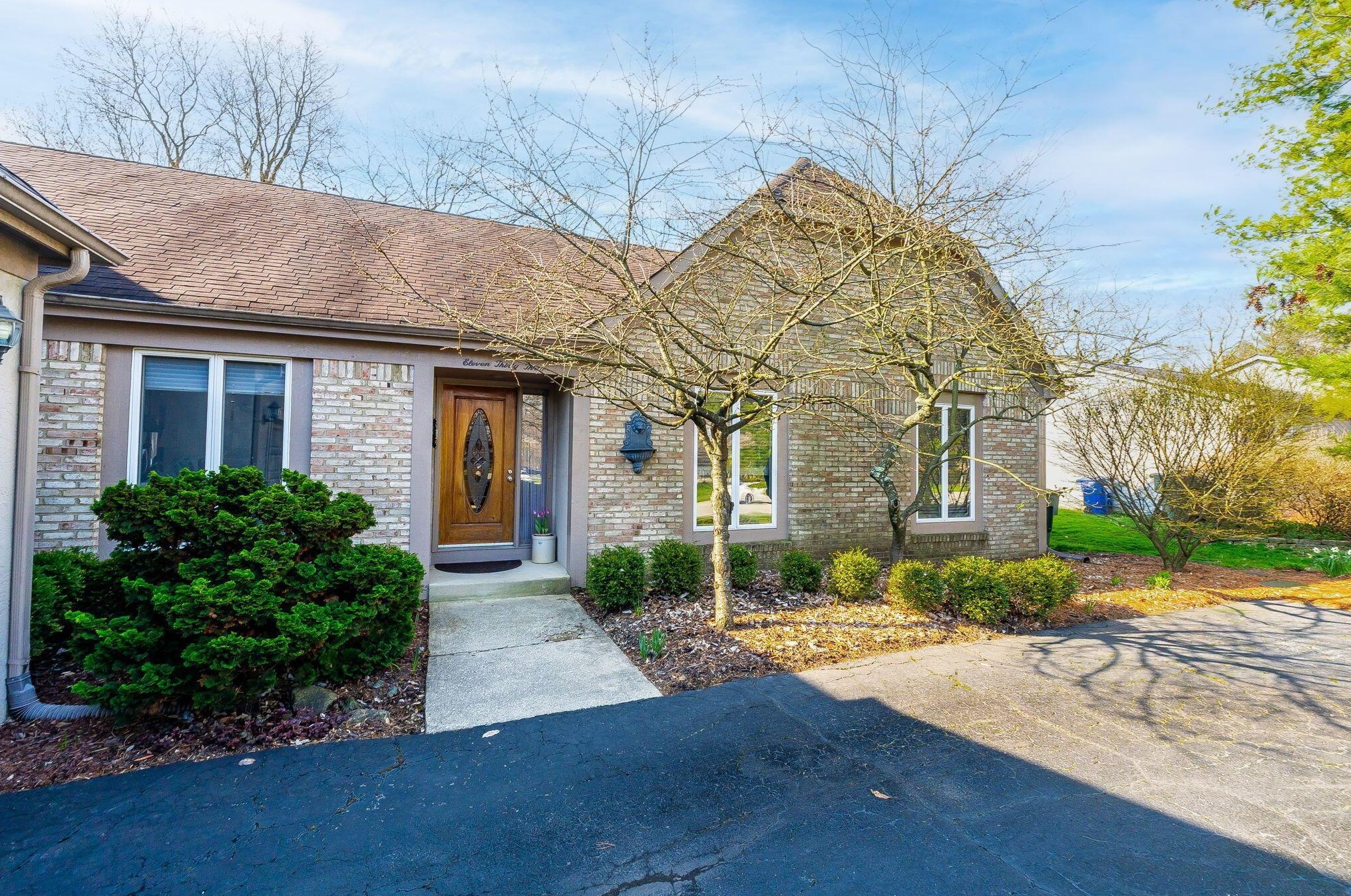 1133 Cross Country Dr, Columbus, OH 43235-5139