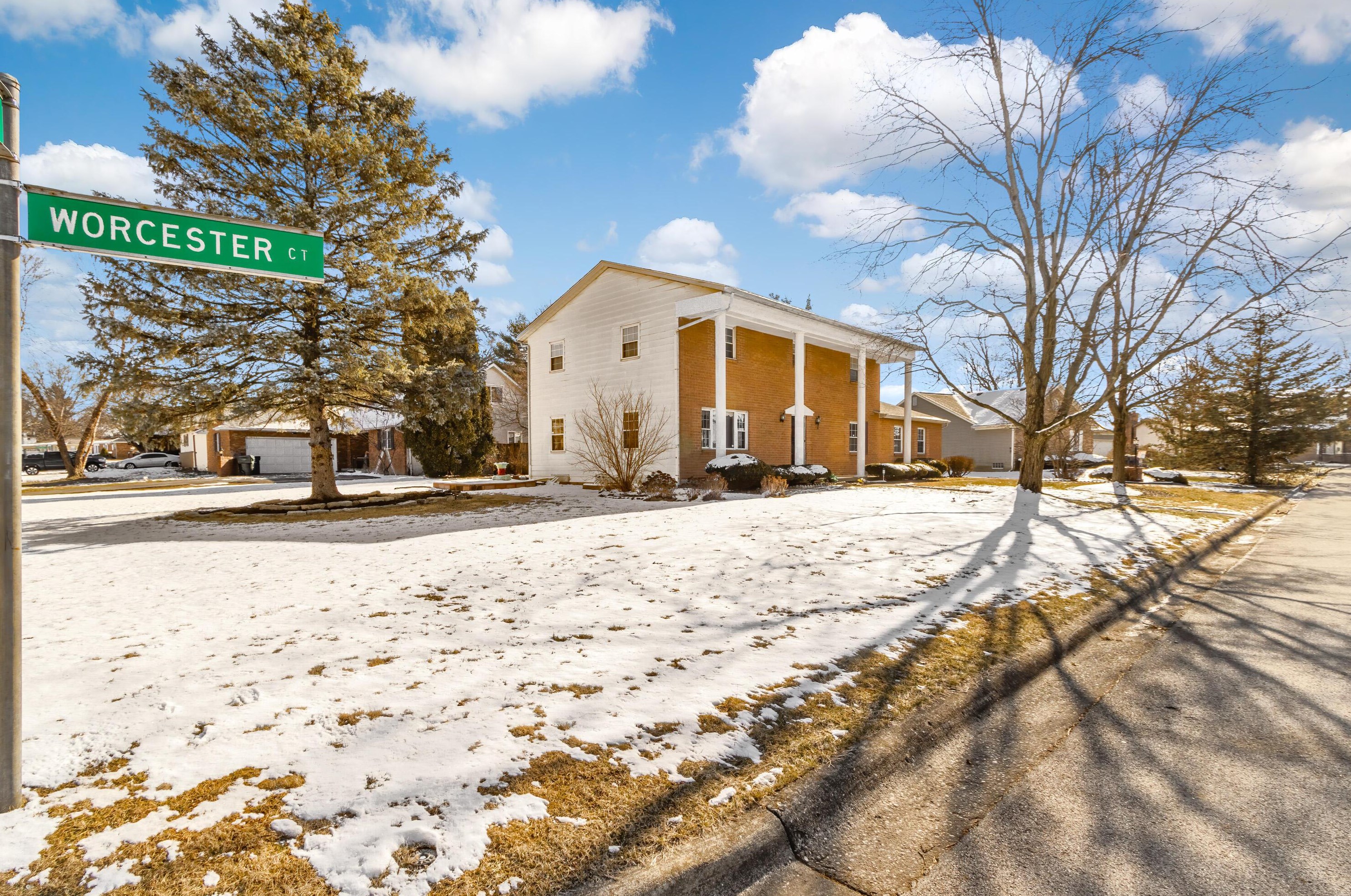2064 Worcester Ct, Columbus, OH 43232