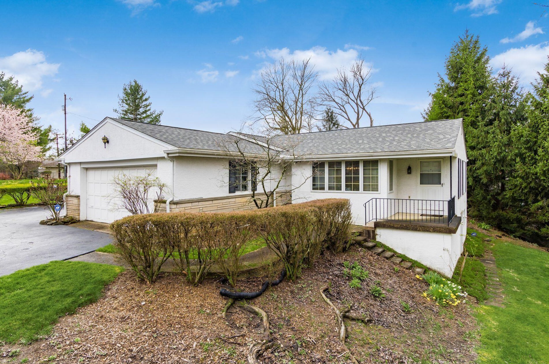 2693 Fairfax Dr, Columbus, OH 43220-4518