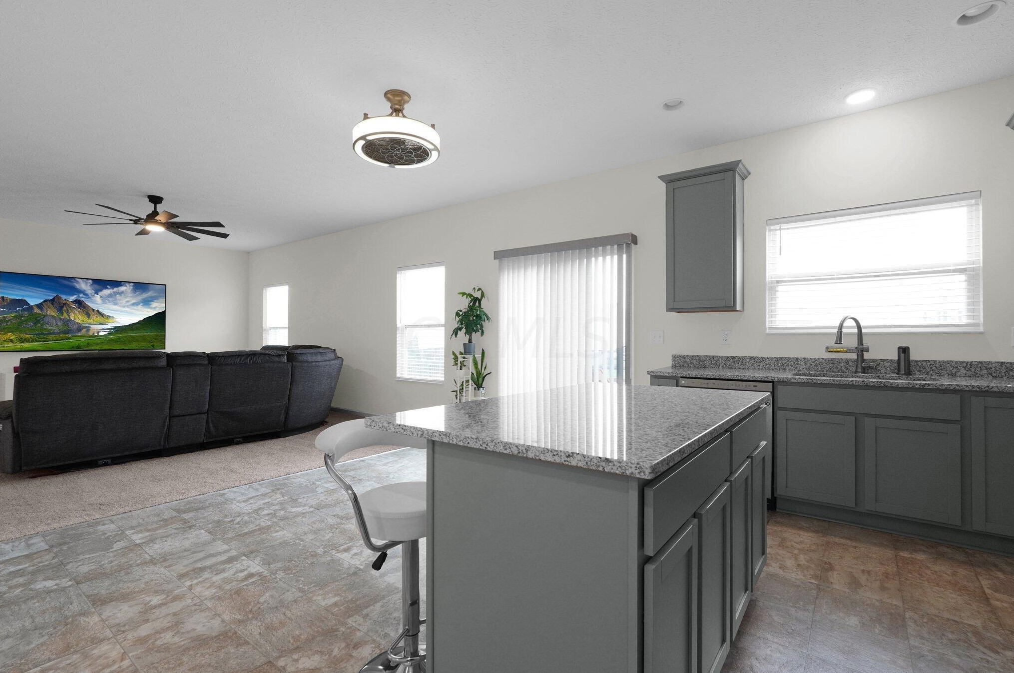 53 Hawthorne Dr, Ashville OH  43103-9374 exterior