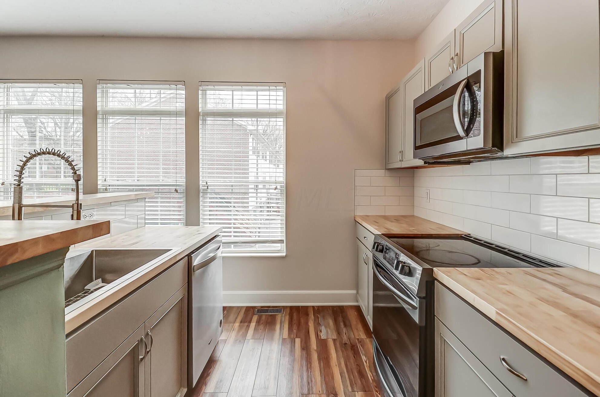 93 Olentangy Pt, Columbus, OH 43202-1984