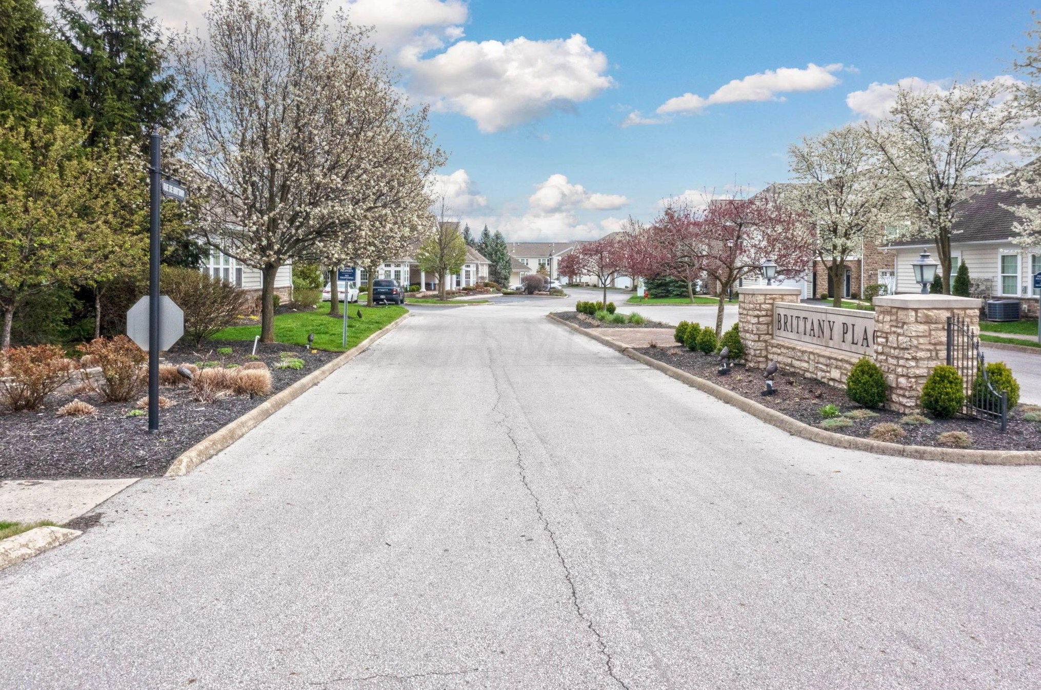 5017 Calais Dr, Columbus OH  43221-5686 exterior