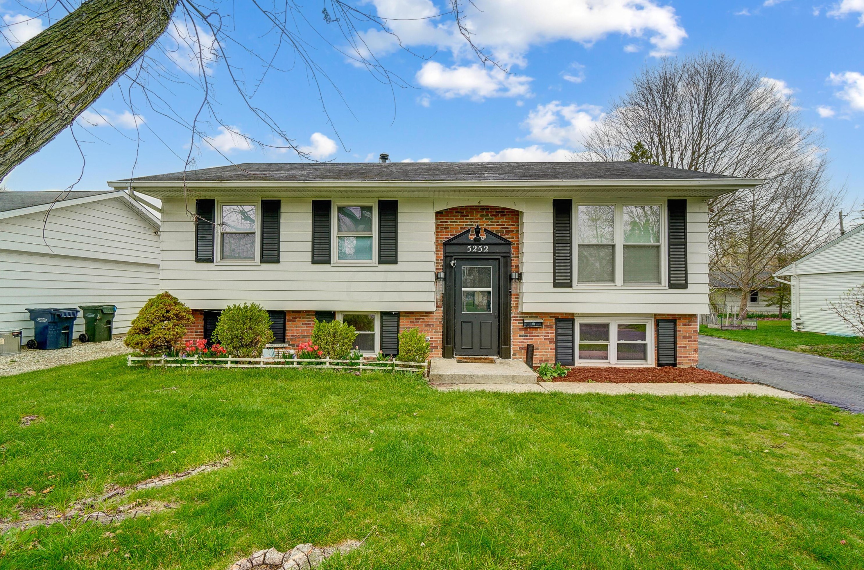 5252 Grandon Dr, Hilliard OH  43026-1746 exterior