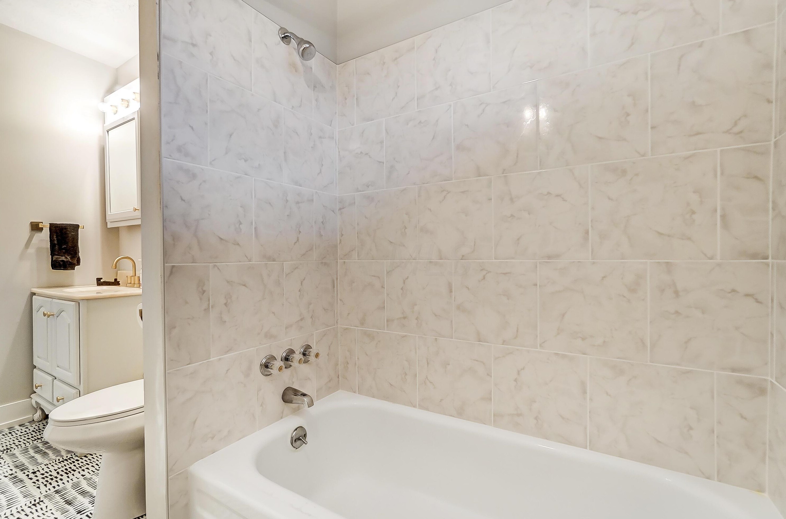 5252 Grandon Dr, Hilliard OH  43026-1746 exterior