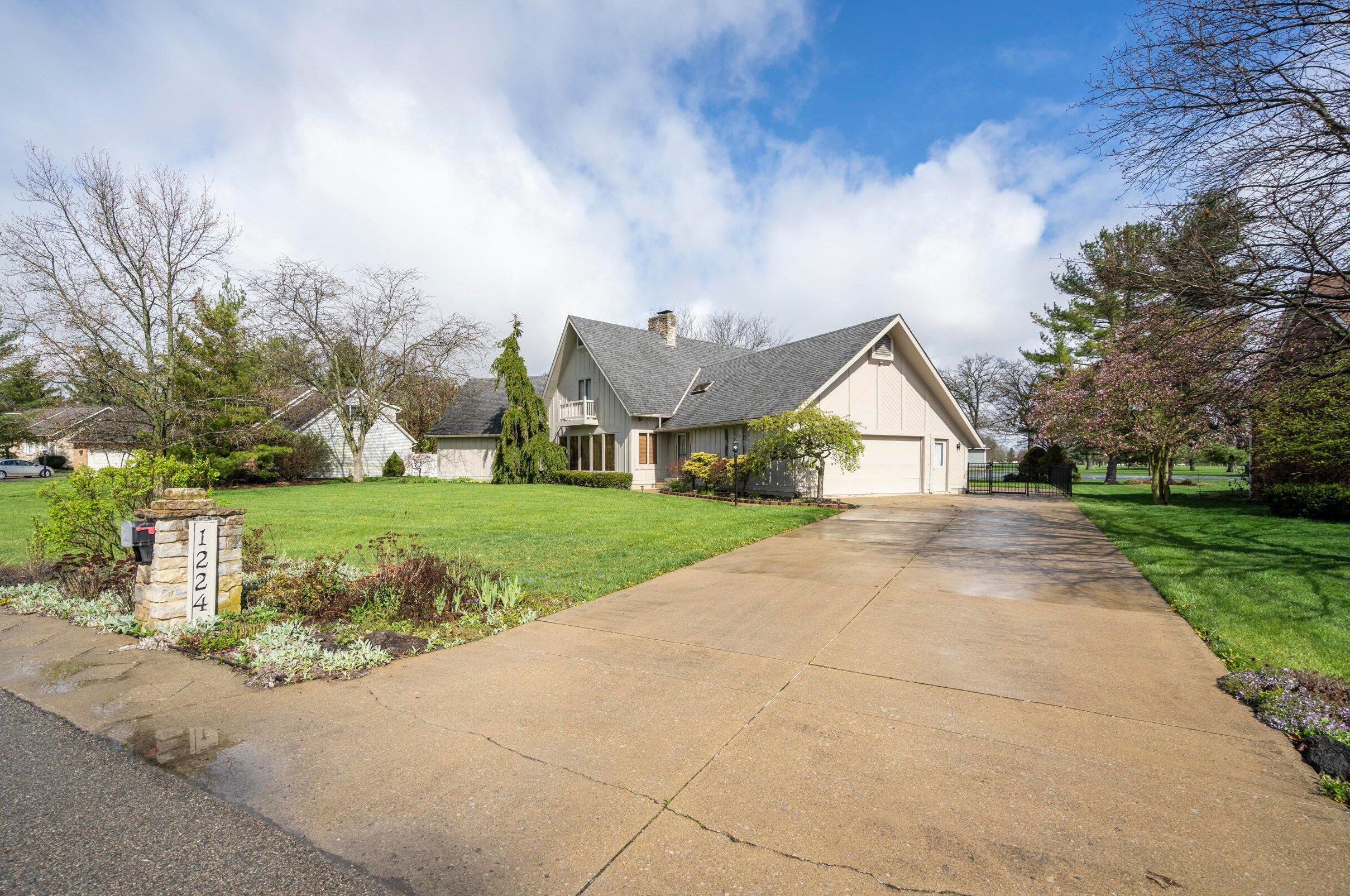 1224 Countryside Dr, Washington Ch OH  43160-1804 exterior