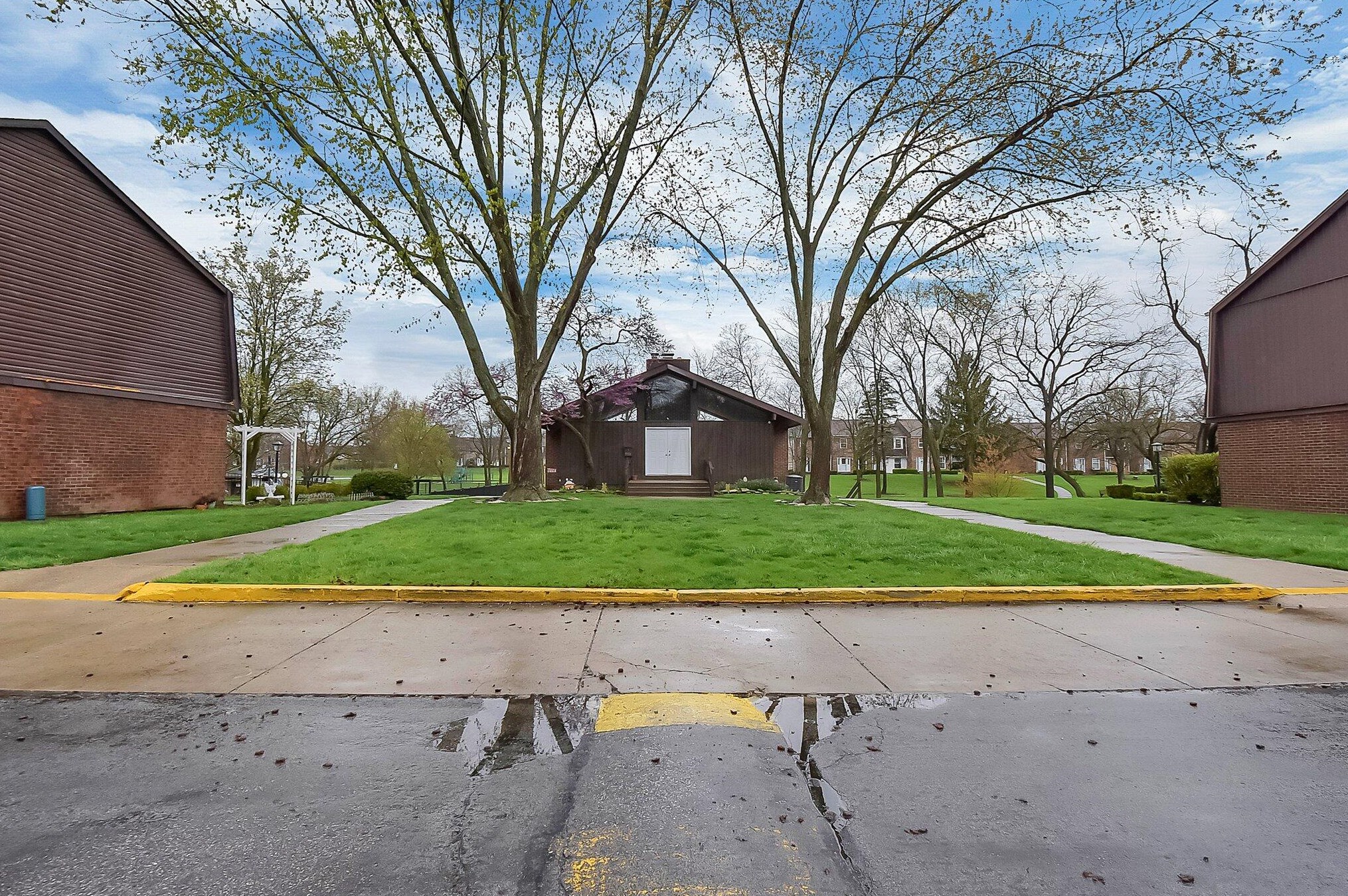 647 Dlyn St, Columbus OH  43228-2525 exterior