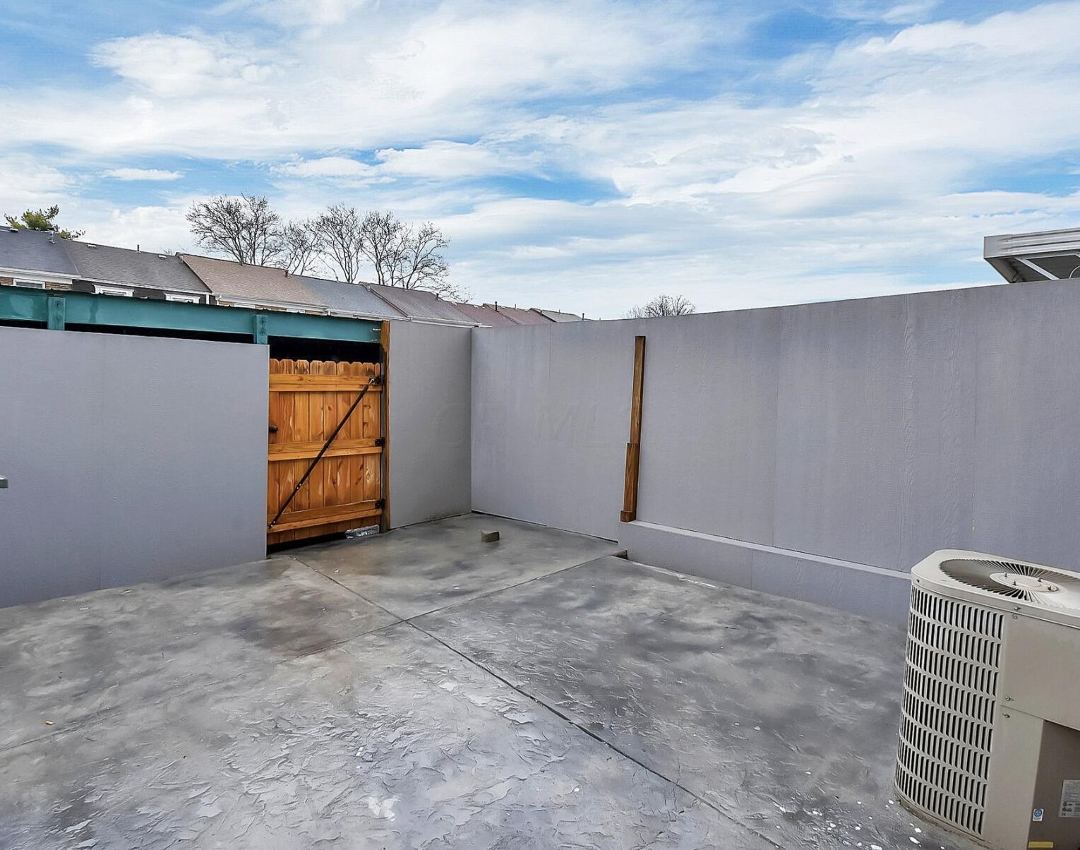 647 Dlyn St, Columbus OH  43228-2525 exterior