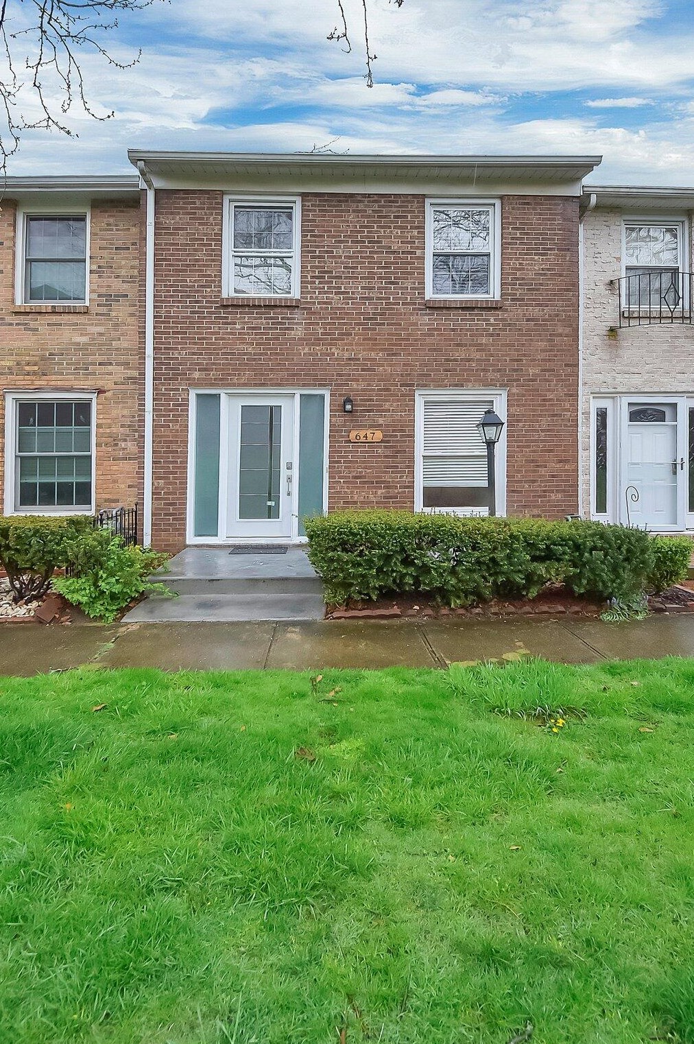 647 Dlyn St, Columbus, OH 43228-2525