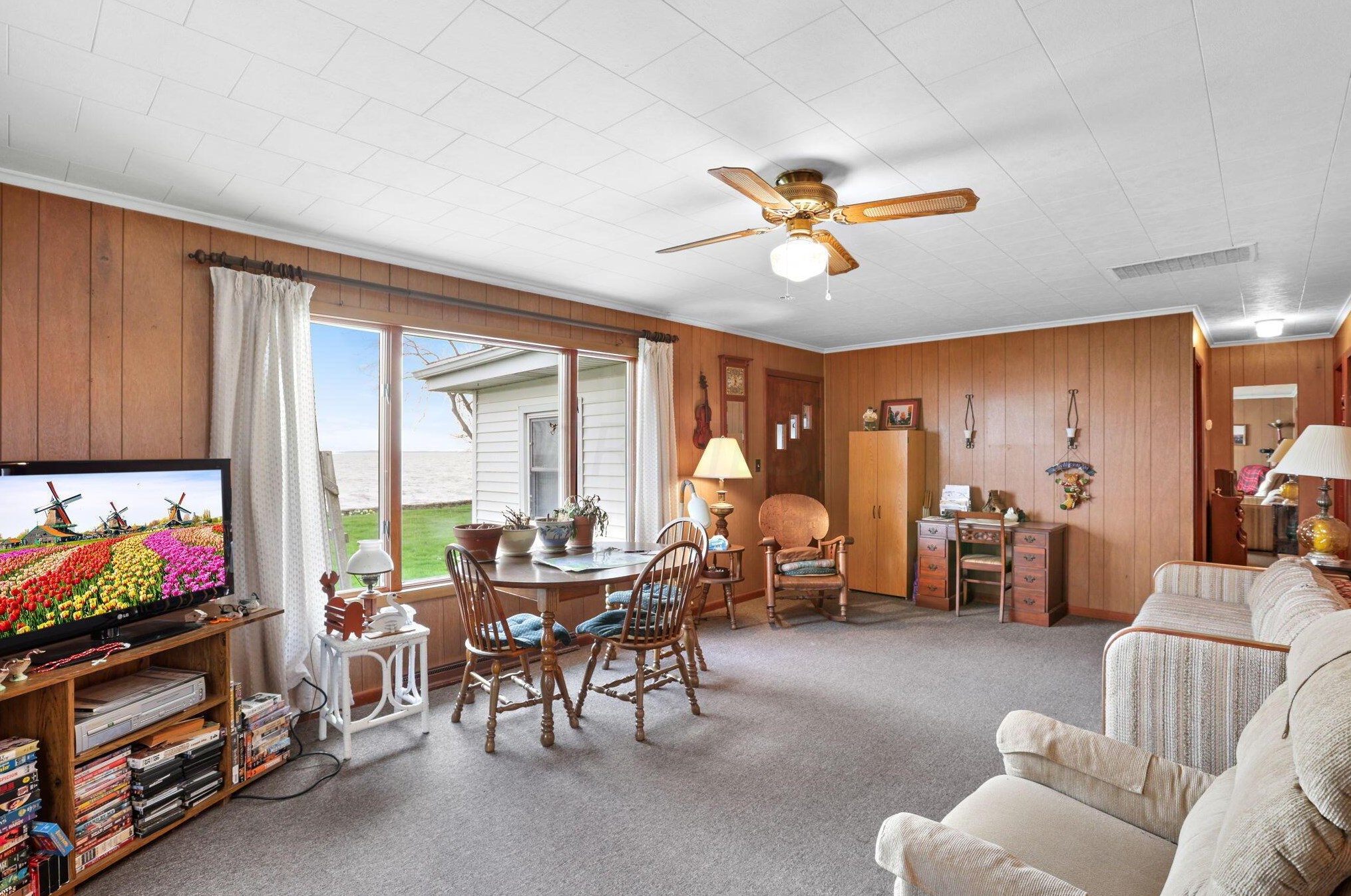 316 Bayview Dr, Port Clinton OH 43452-9237 exterior