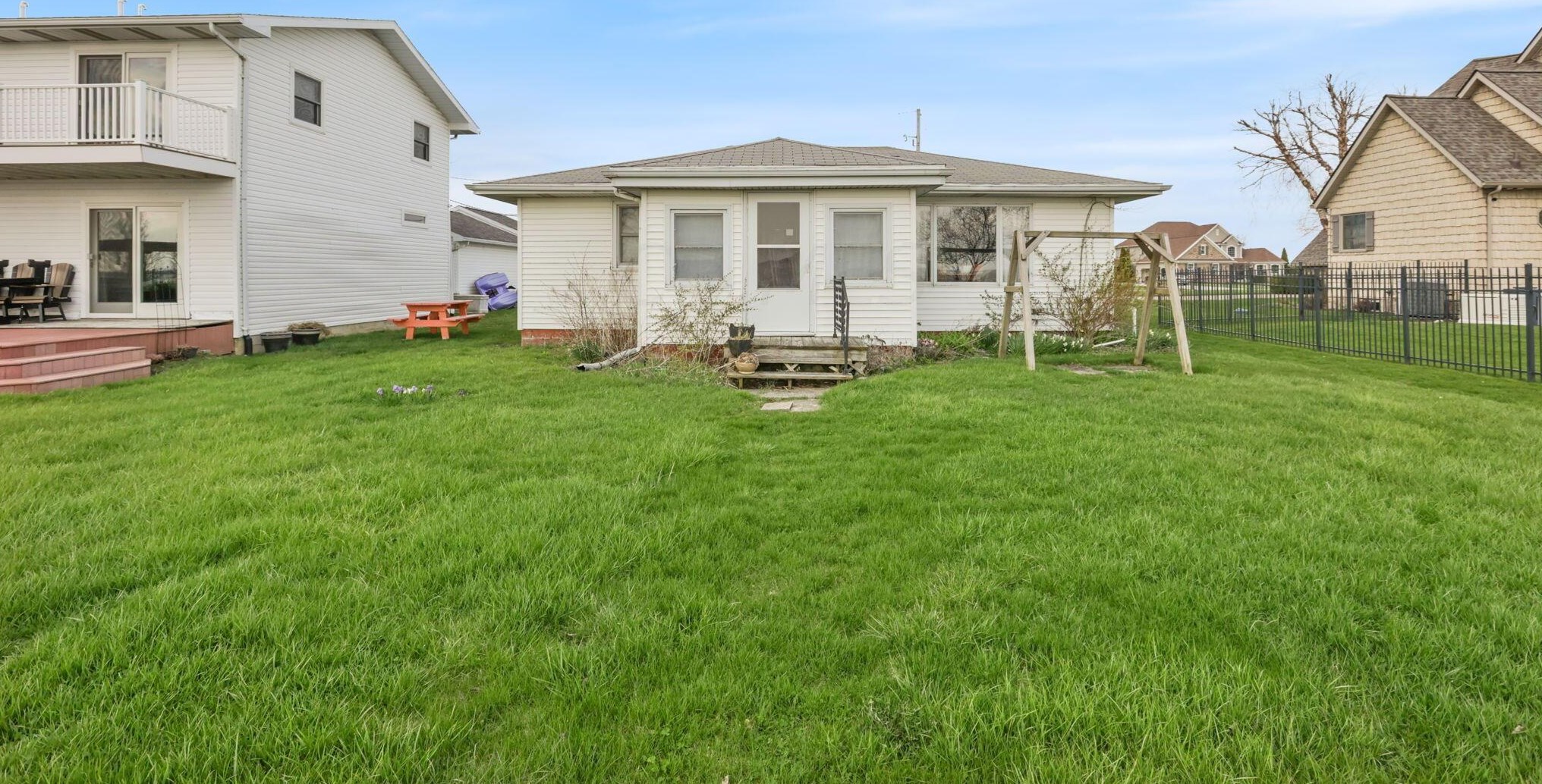 316 Bayview Dr, Port Clinton OH 43452-9237 exterior