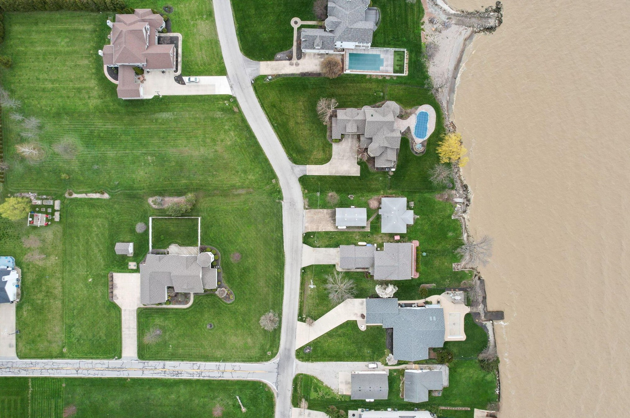 316 Bayview Dr, Port Clinton OH 43452-9237 exterior