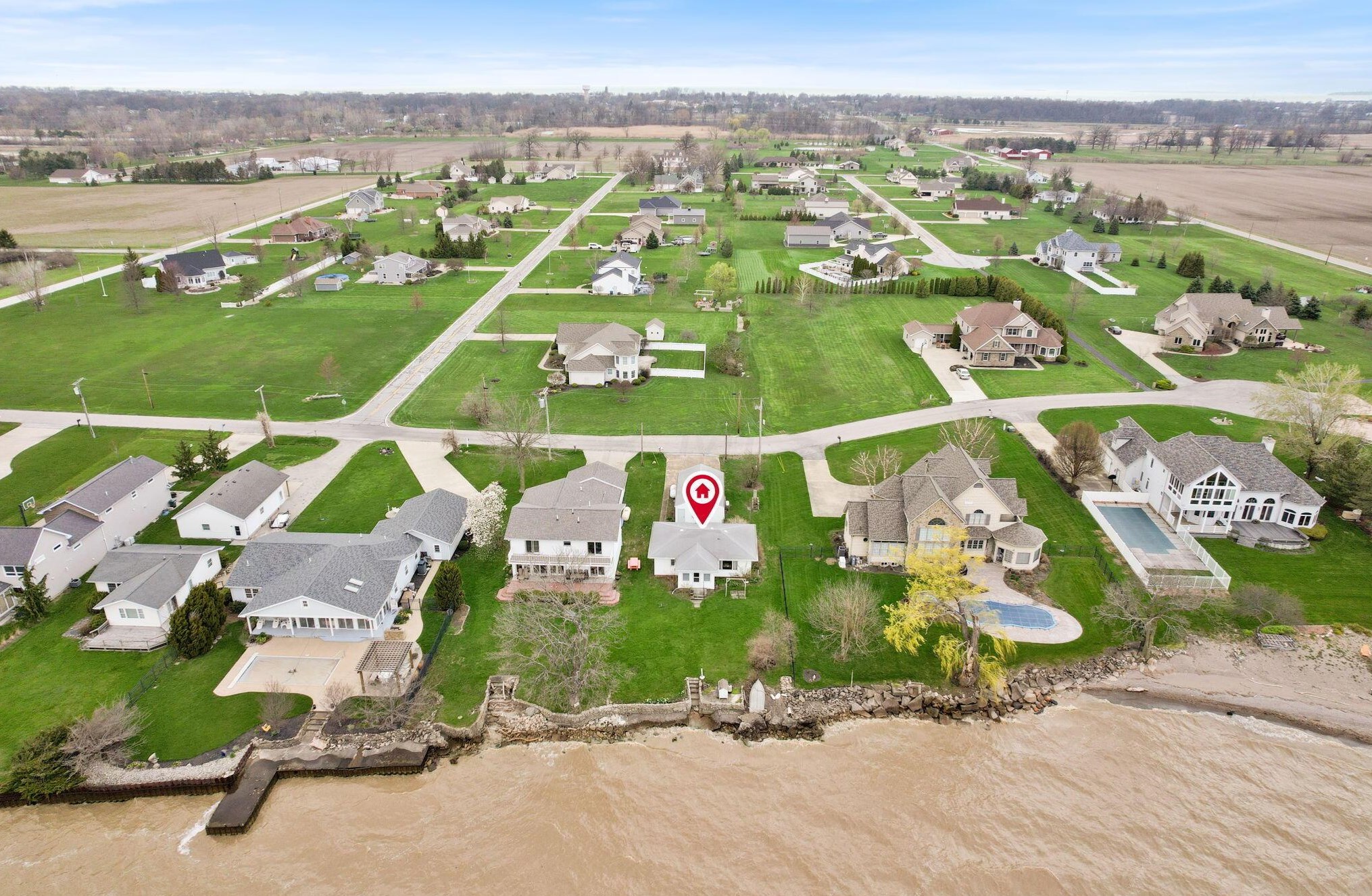 316 Bayview Dr, Port Clinton OH 43452-9237 exterior