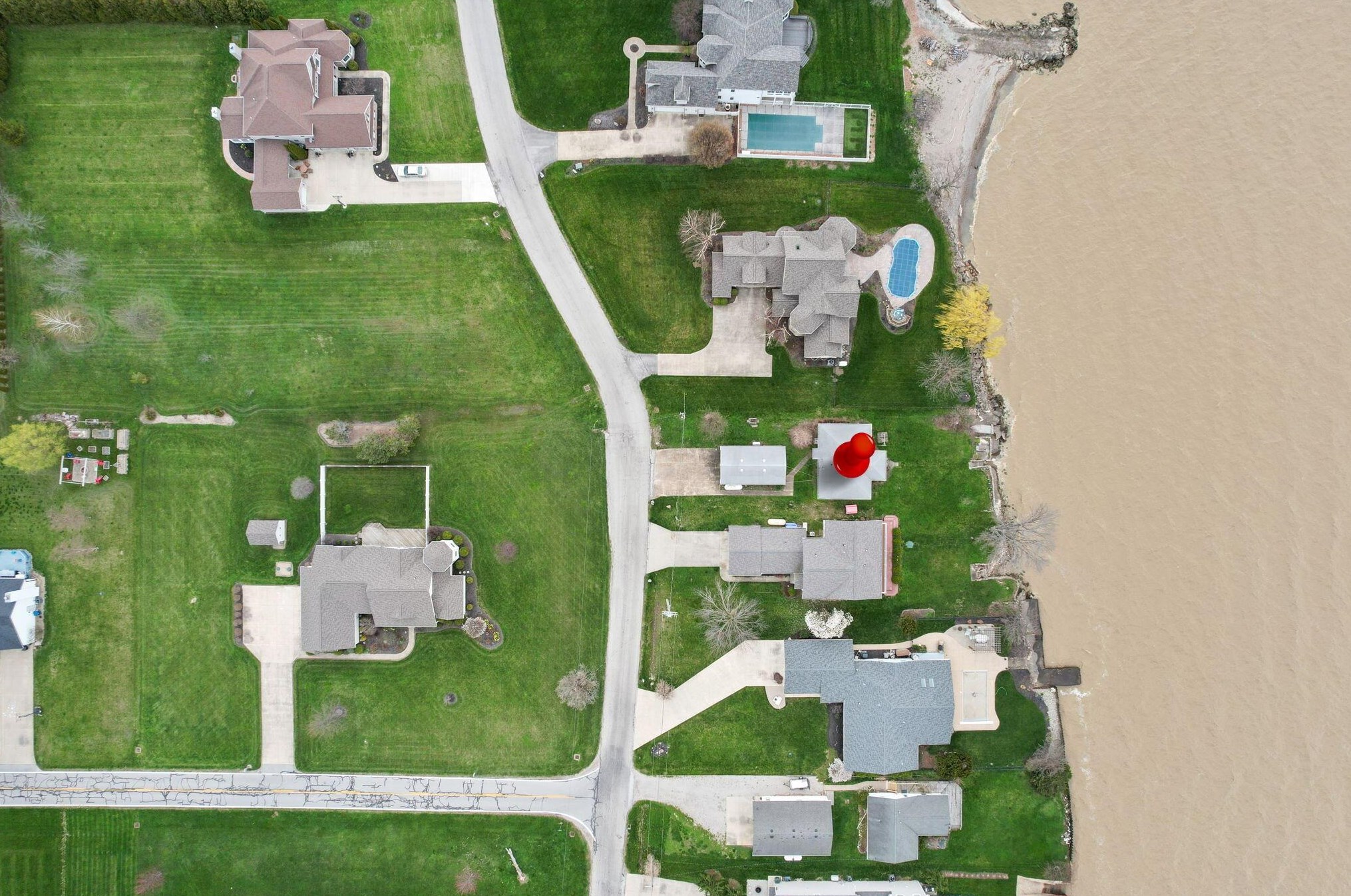 316 Bayview Dr, Port Clinton OH 43452-9237 exterior