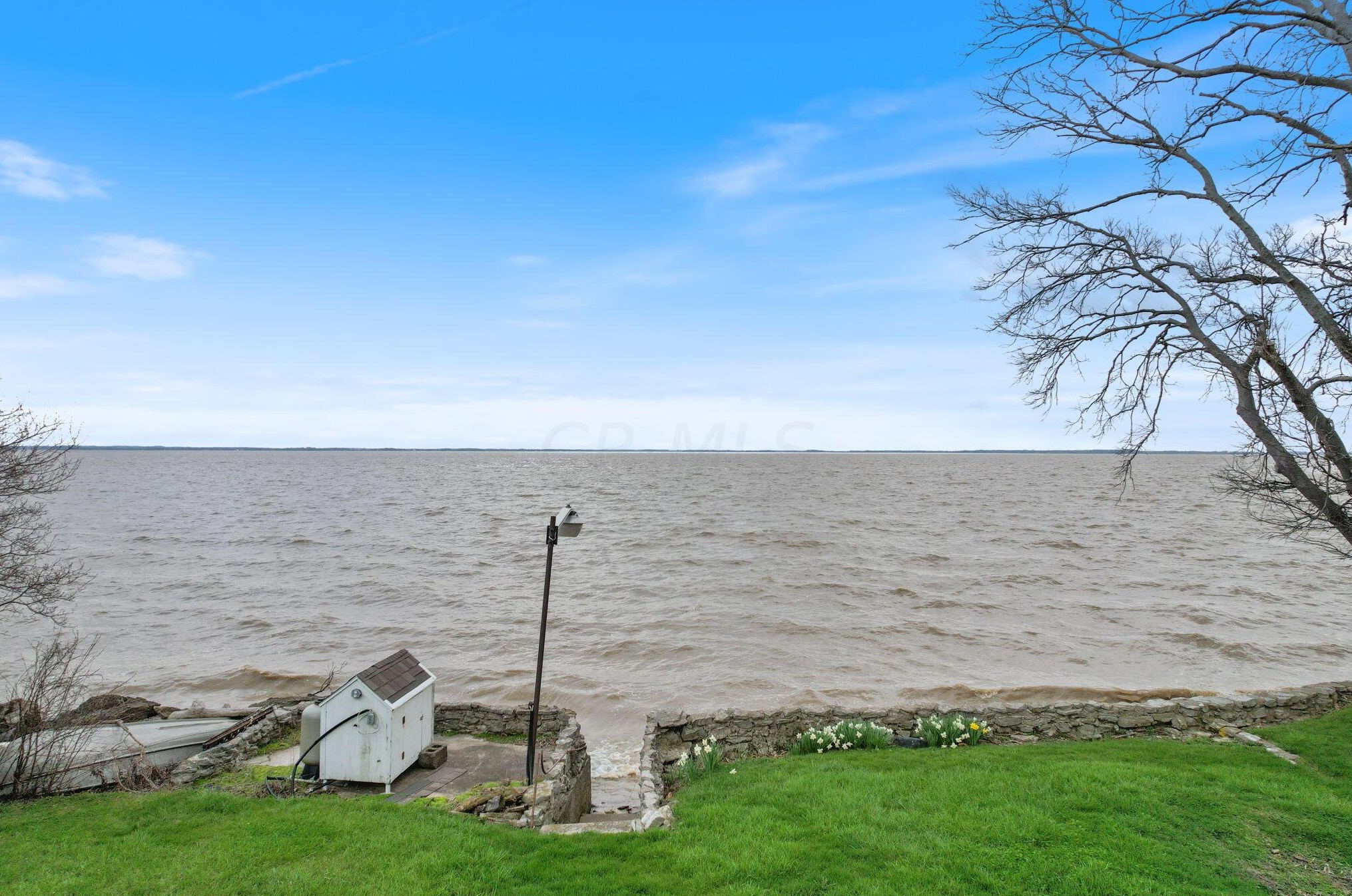 316 Bayview Dr, Port Clinton OH 43452-9237 exterior