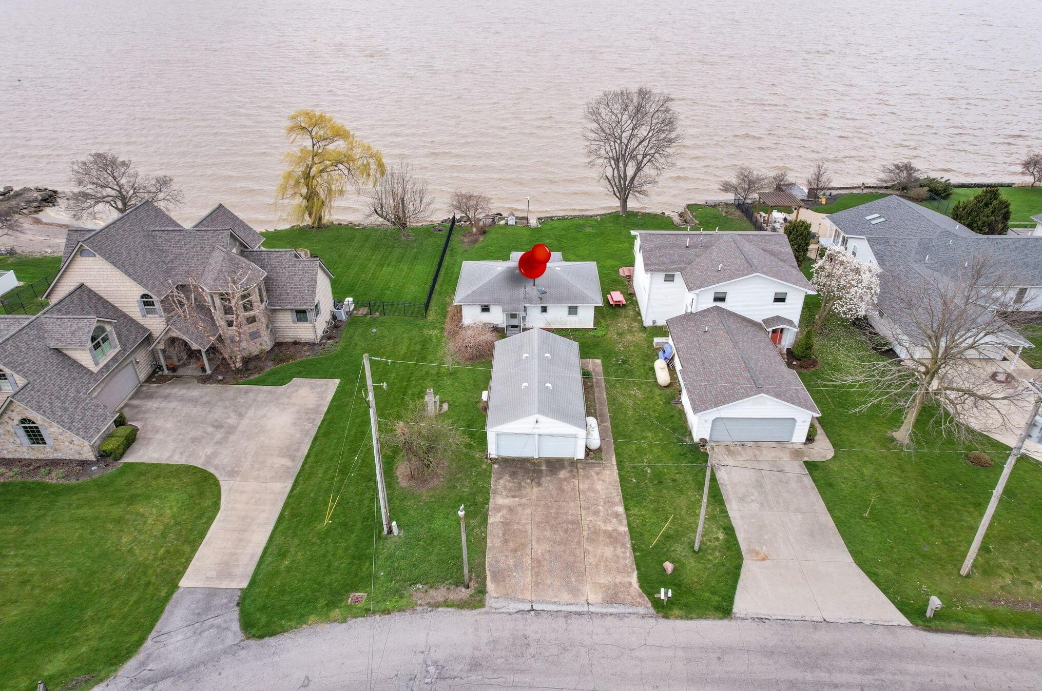 316 Bayview Dr, Port Clinton OH 43452-9237 exterior