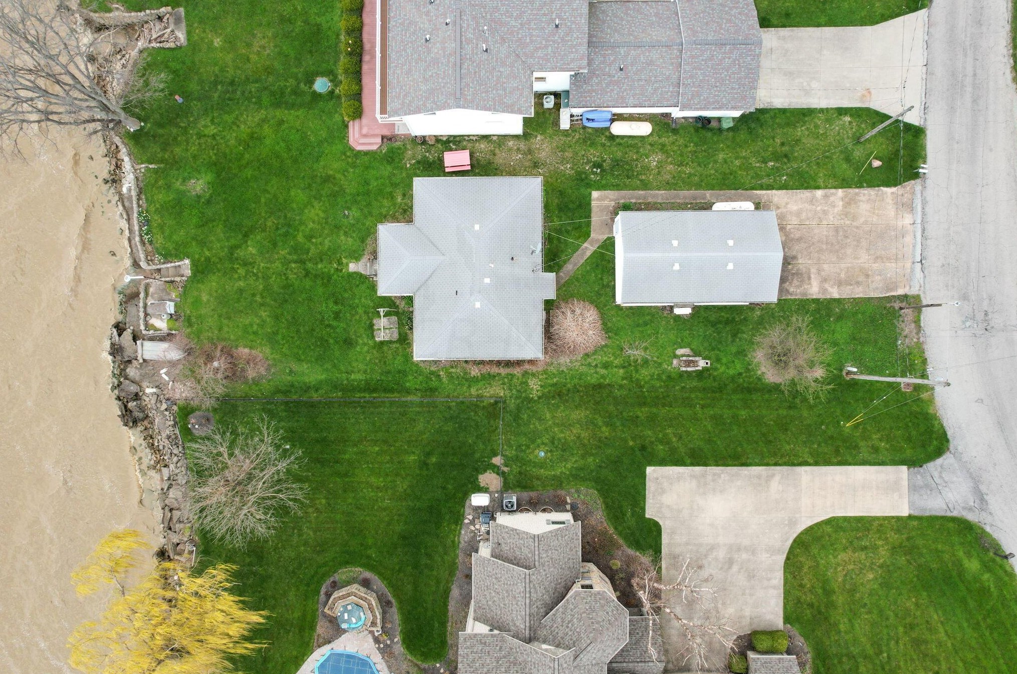 316 Bayview Dr, Port Clinton OH 43452-9237 exterior