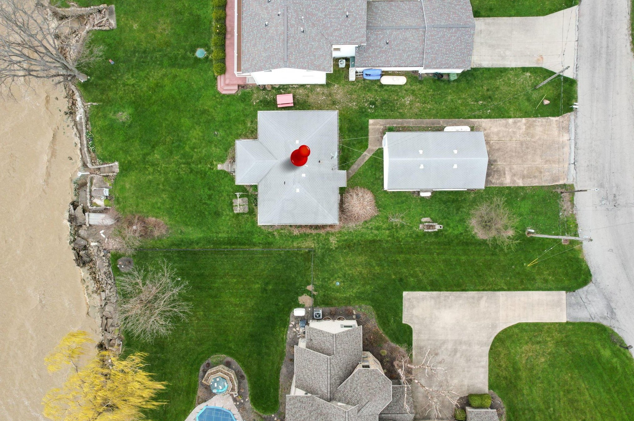 316 Bayview Dr, Port Clinton OH 43452-9237 exterior