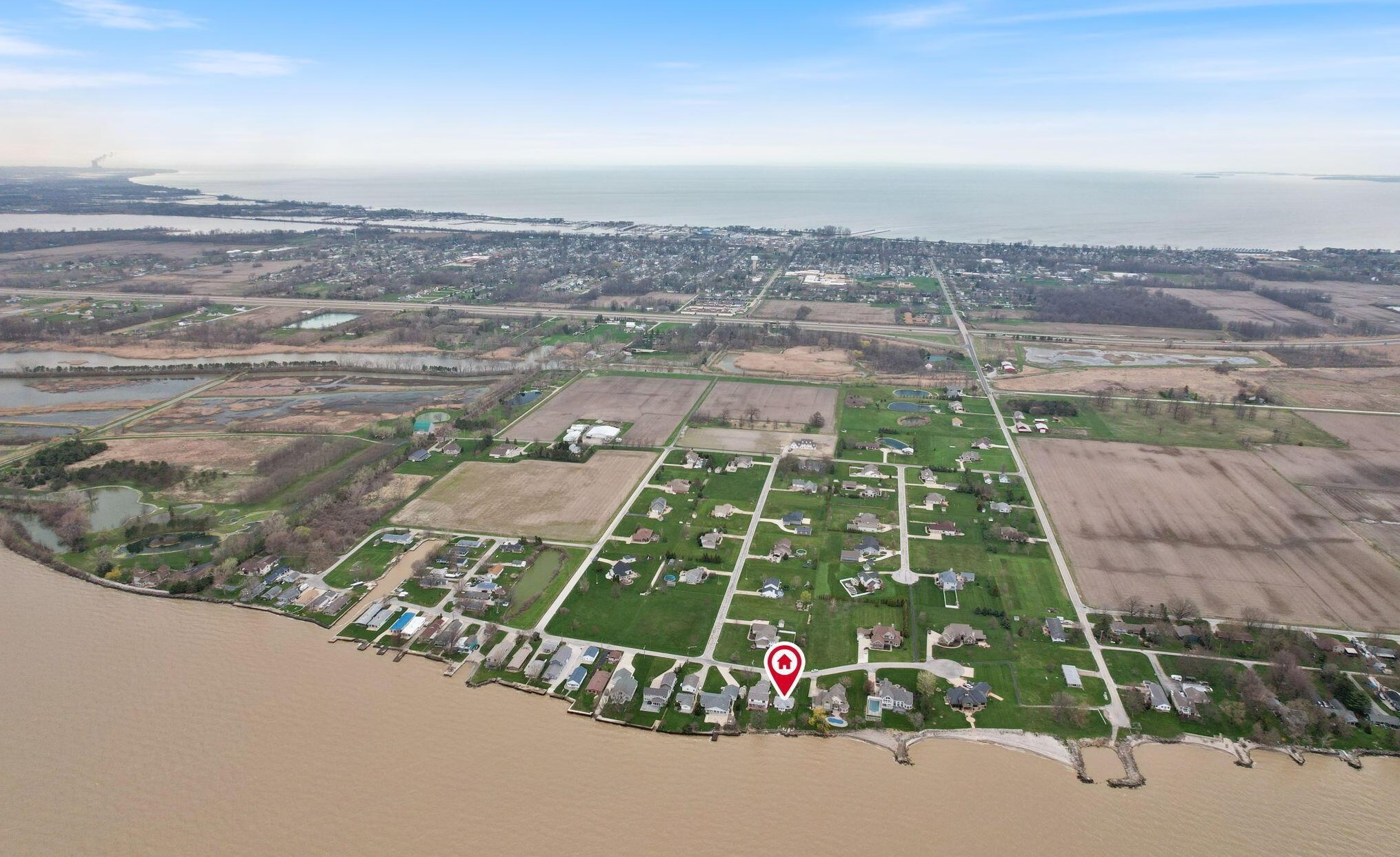 316 Bayview Dr, Port Clinton OH 43452-9237 exterior