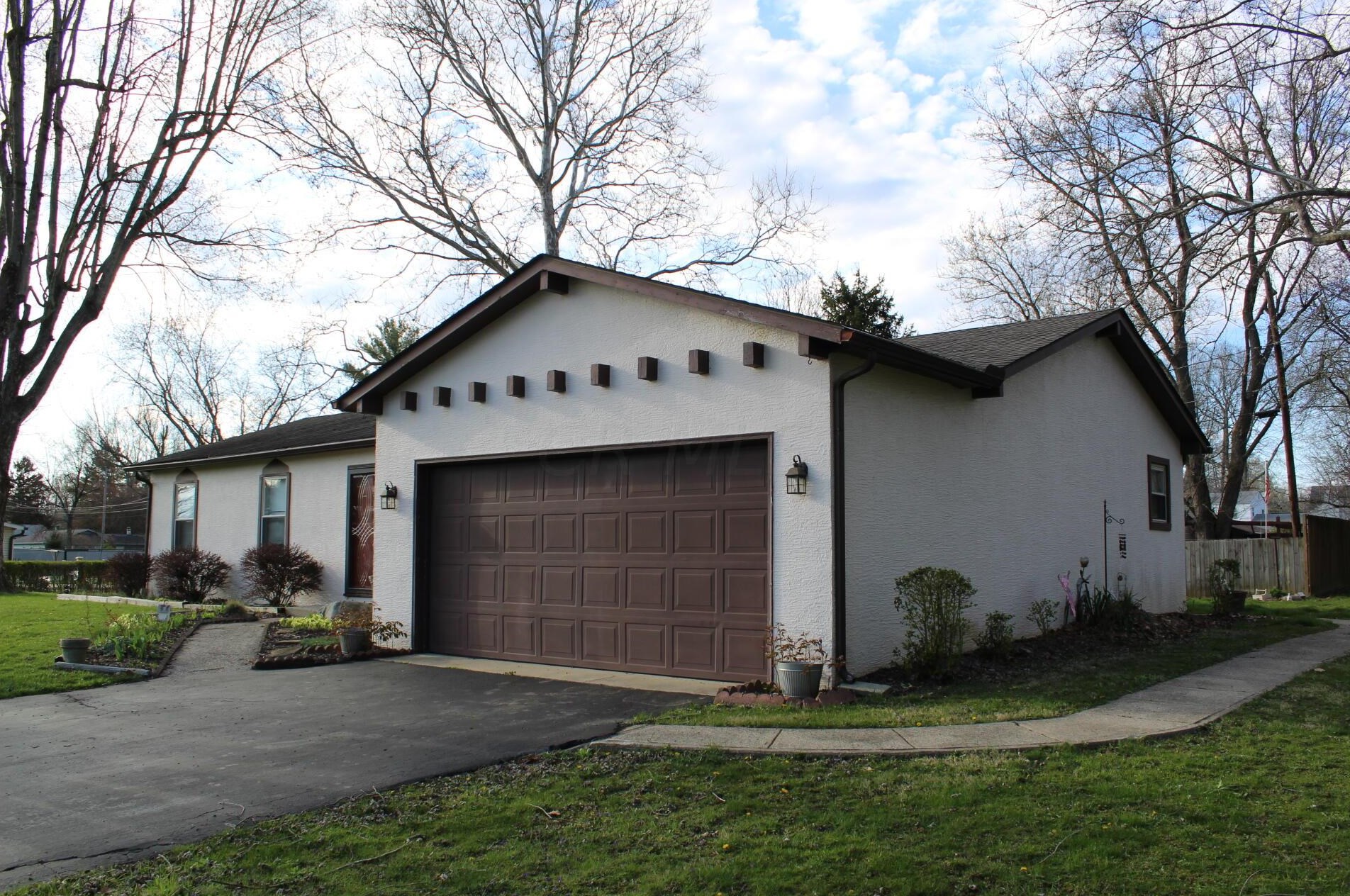 130 Robin Ln, Pataskala, OH 43062-9229