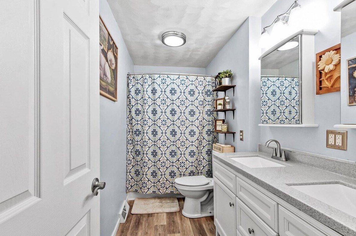 521 Hilltop Dr, Bellefontaine OH  43311-2957 exterior