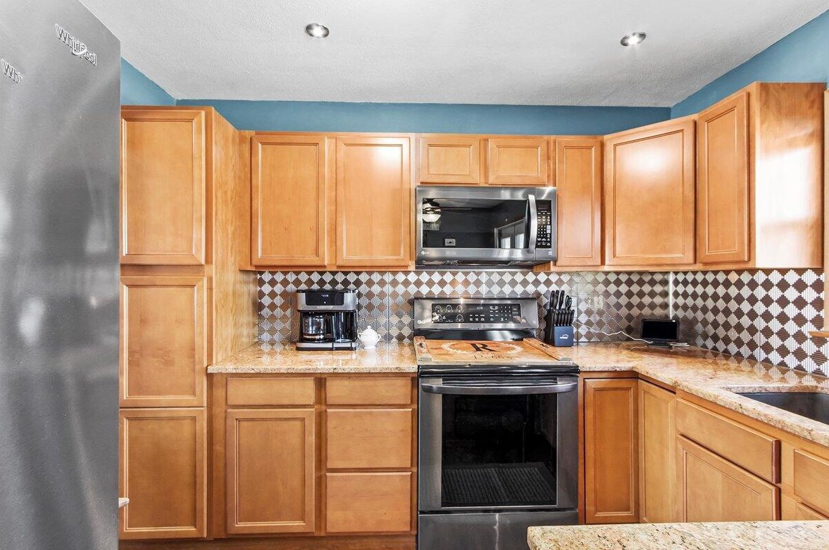 521 Hilltop Dr, Bellefontaine OH  43311-2957 exterior