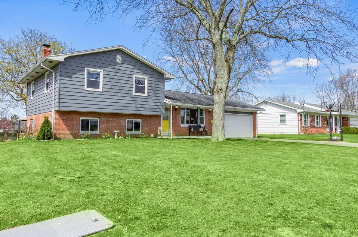 521 Hilltop Dr, Bellefontaine OH  43311-2957 exterior