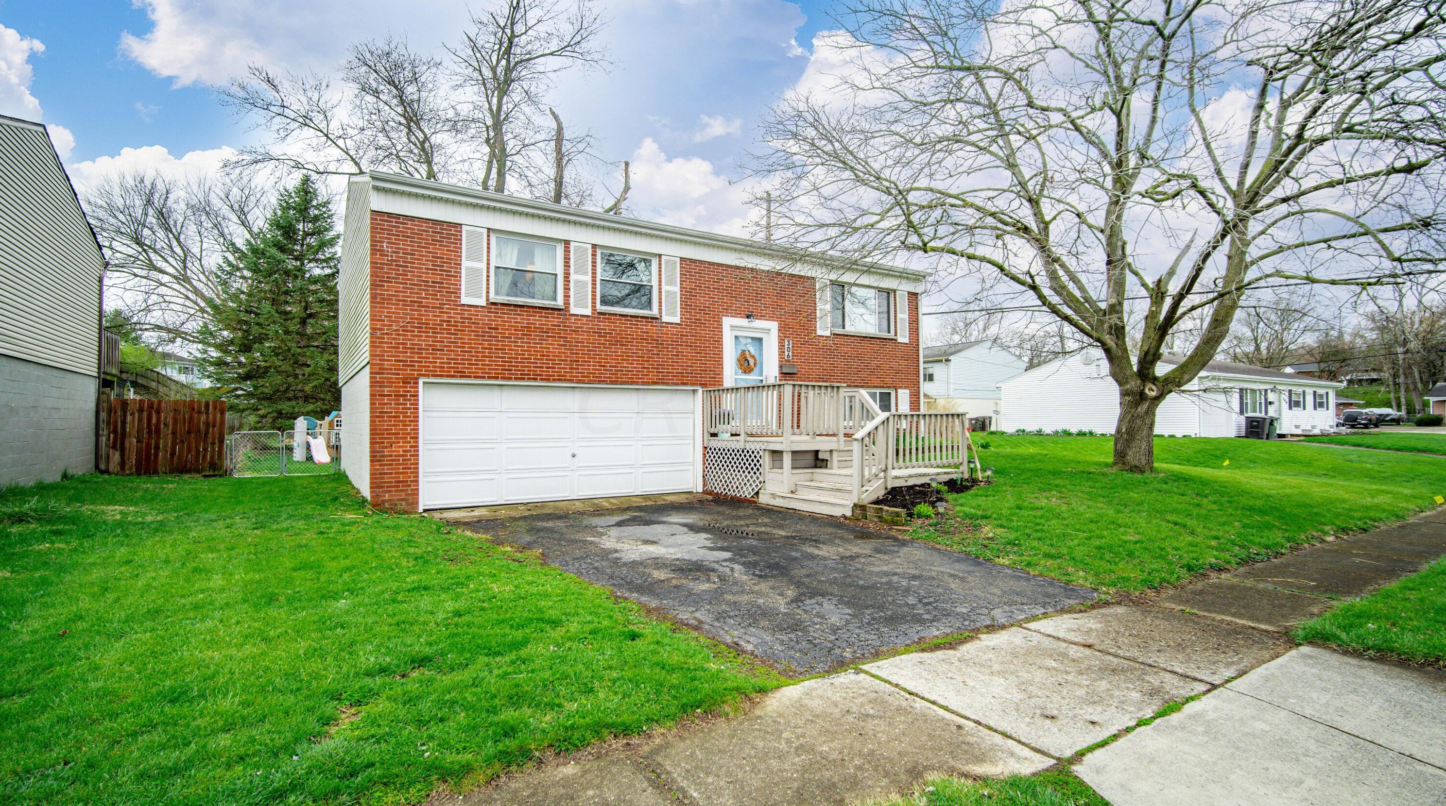 306 Farnsworth Dr, Dayton, OH 45449-2129