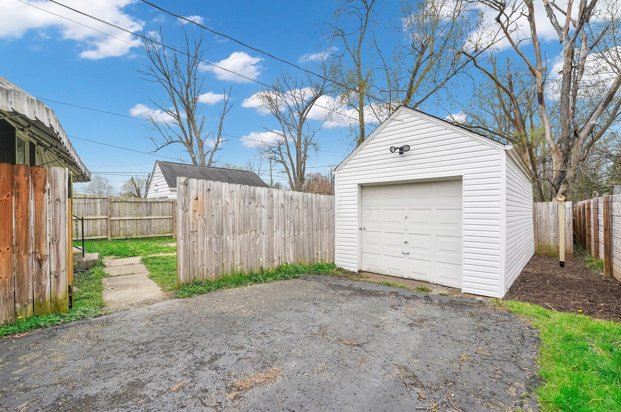 143 Mayfair Blvd, Columbus OH  43213-1610 exterior