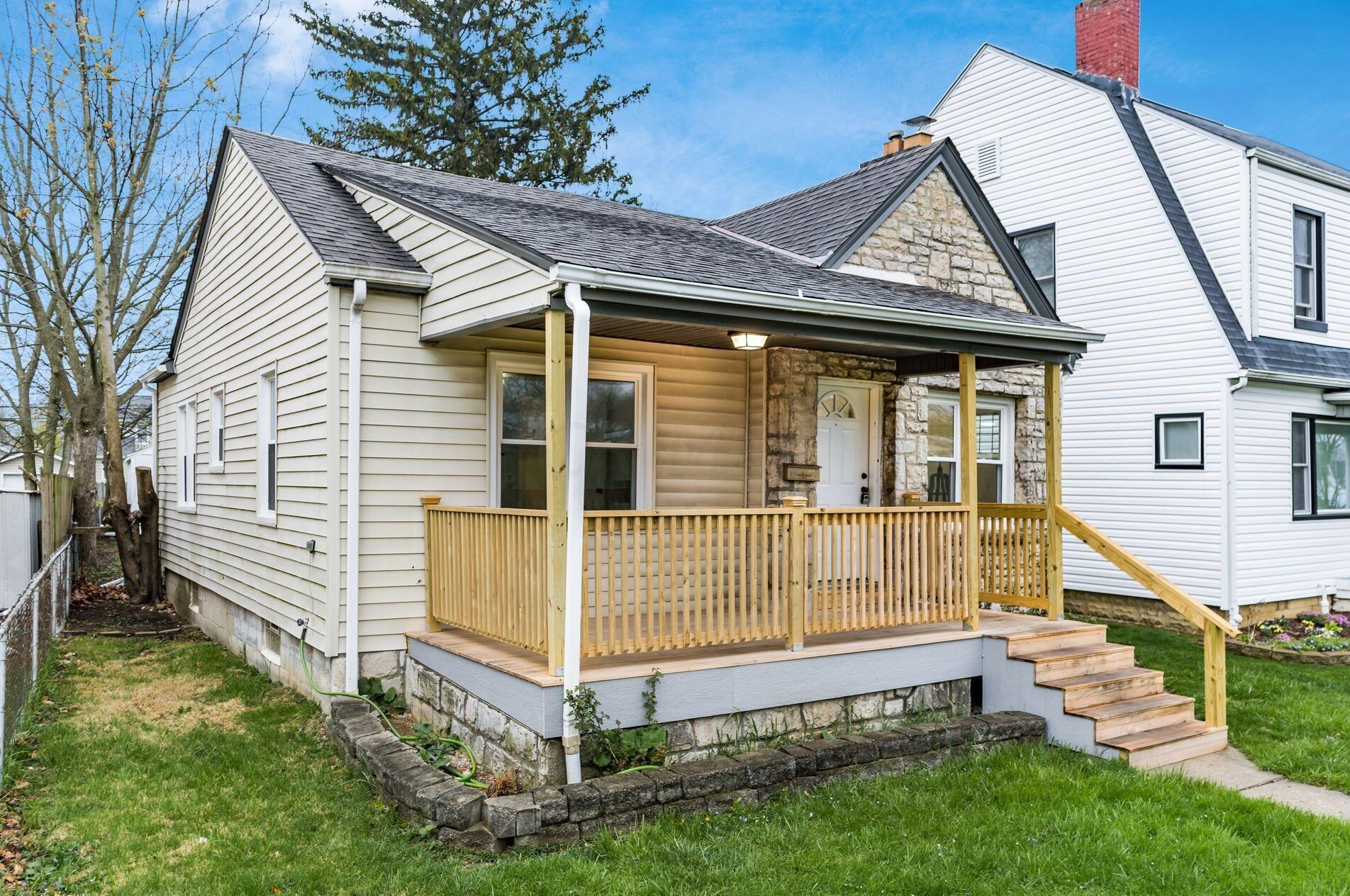 438 Woodbury Ave, Columbus OH  43223-1616 exterior