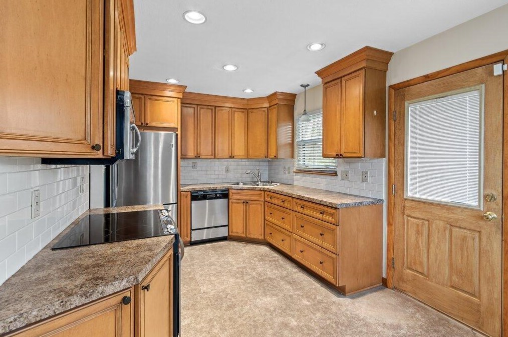 5861 Effingham Rd, Columbus OH 43213-3347 exterior