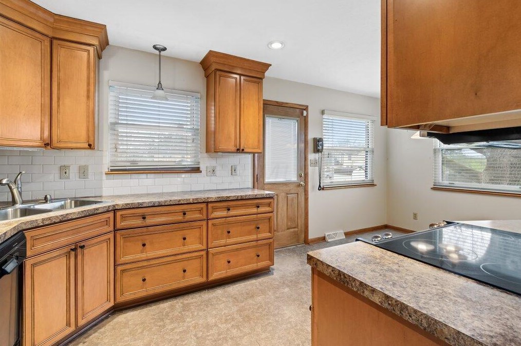 5861 Effingham Rd, Columbus OH 43213-3347 exterior