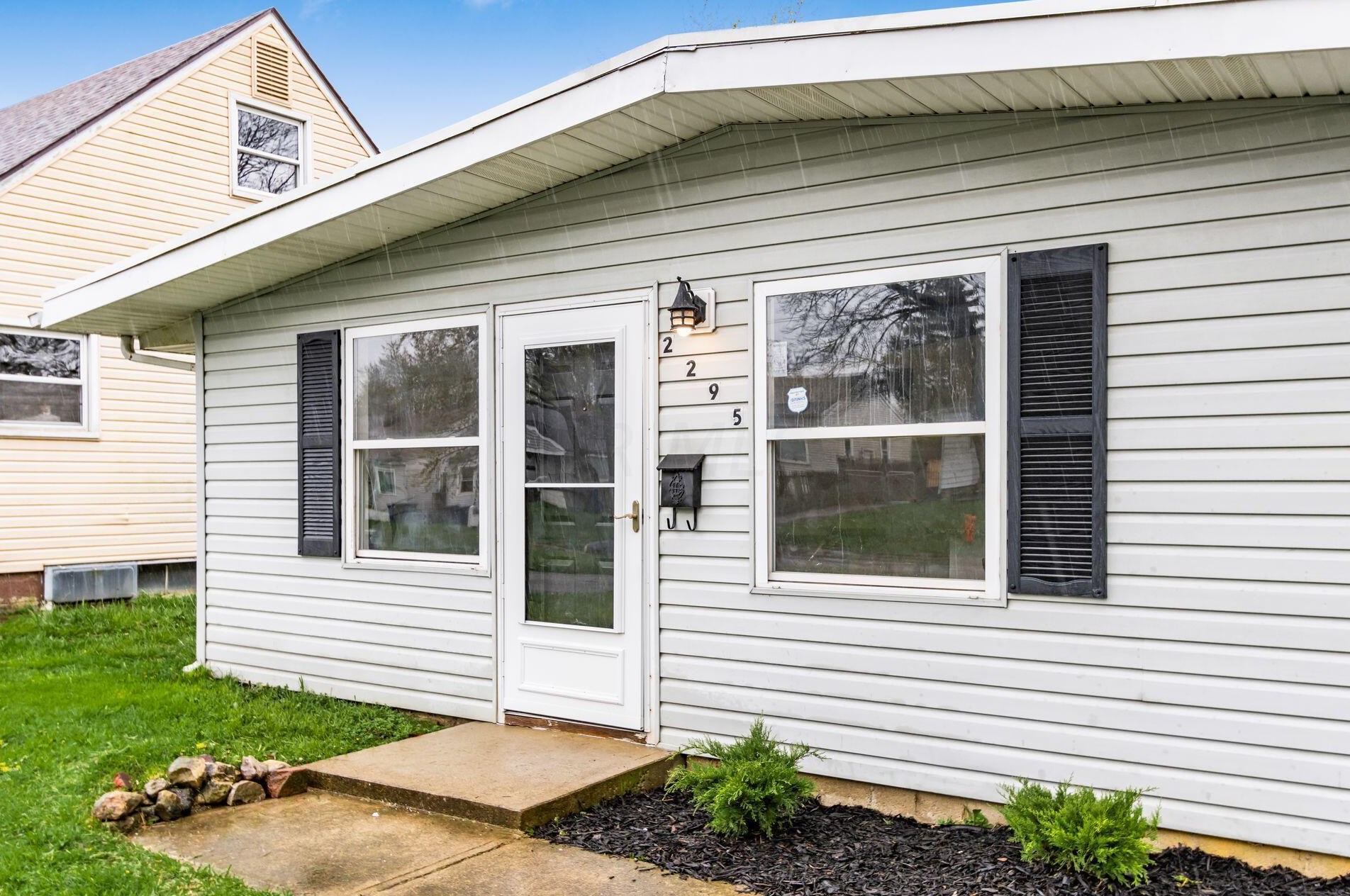 2295 Hiawatha Park Dr, Columbus, OH 43211-2035