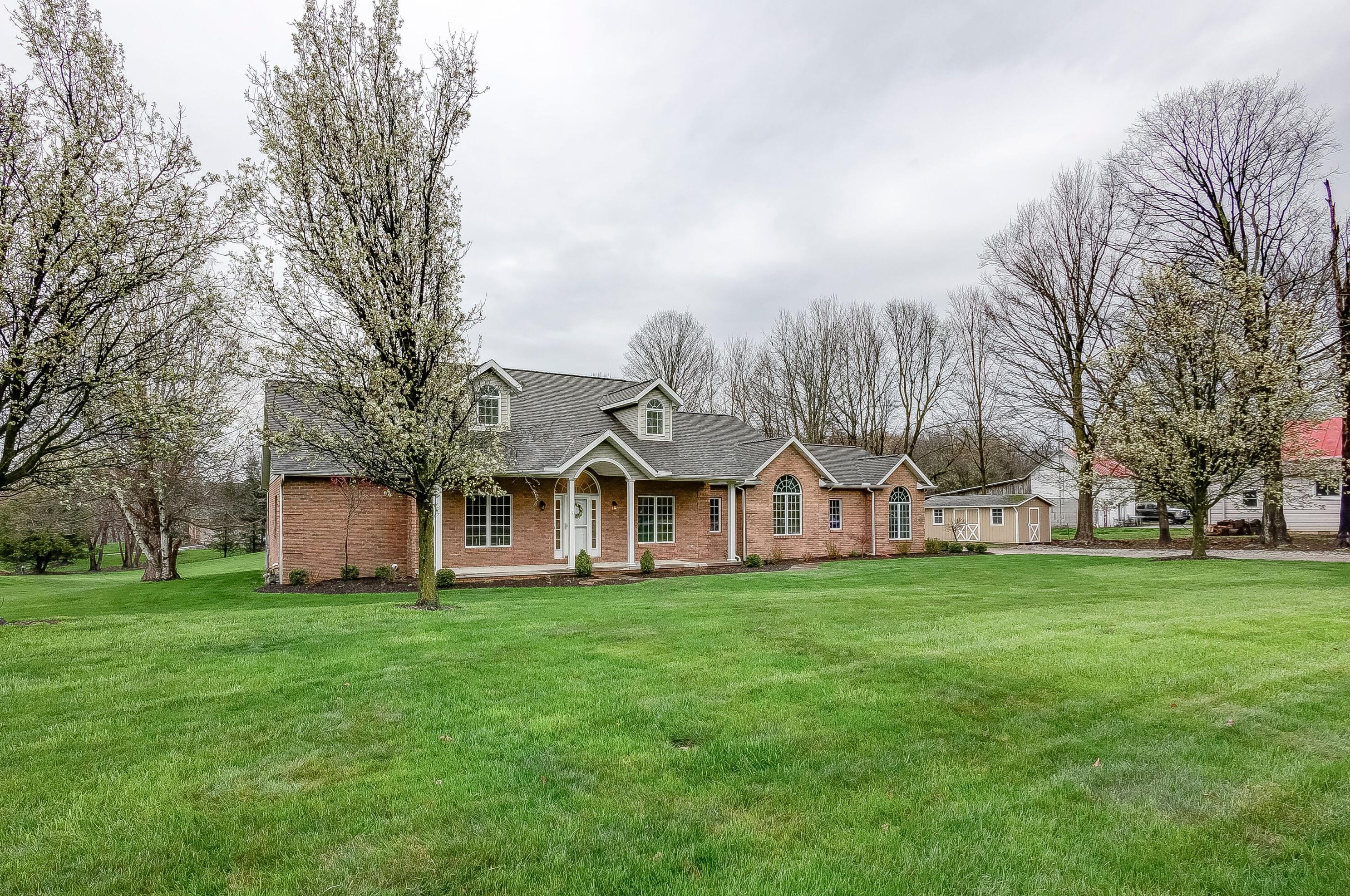 17511 Gambier Rd, Mount Vernon, OH 43050