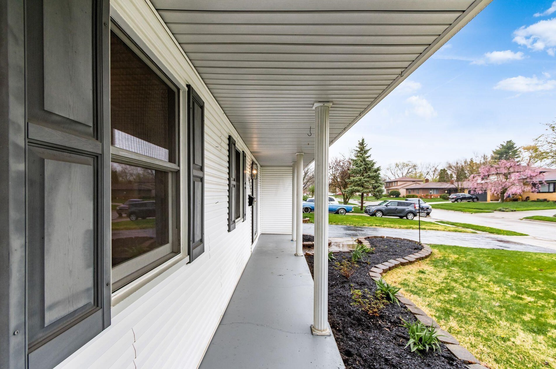 6055 Darby Ln, Columbus OH  43229-2626 exterior