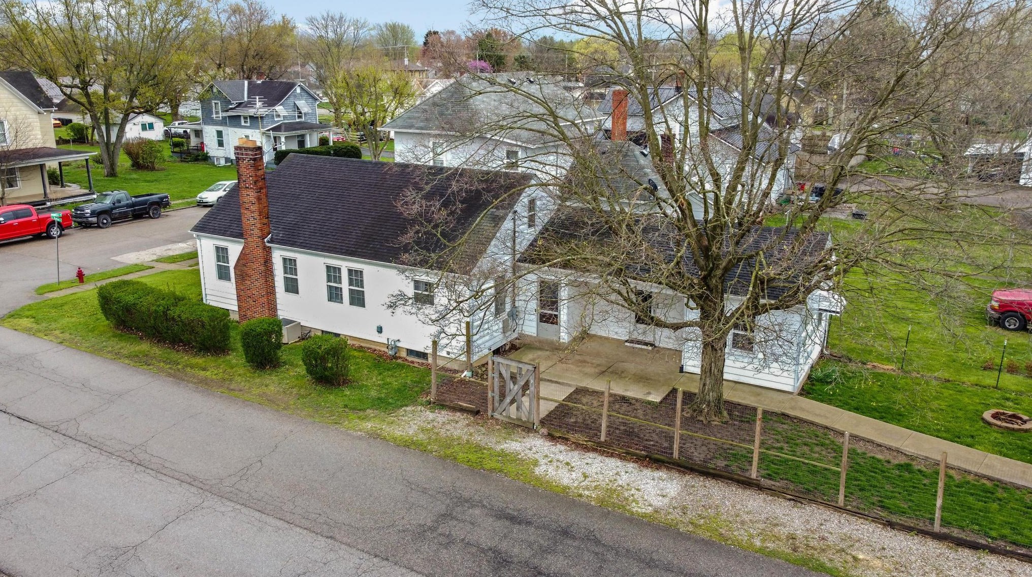 225 Powell St, Ashville, OH 43103-1432